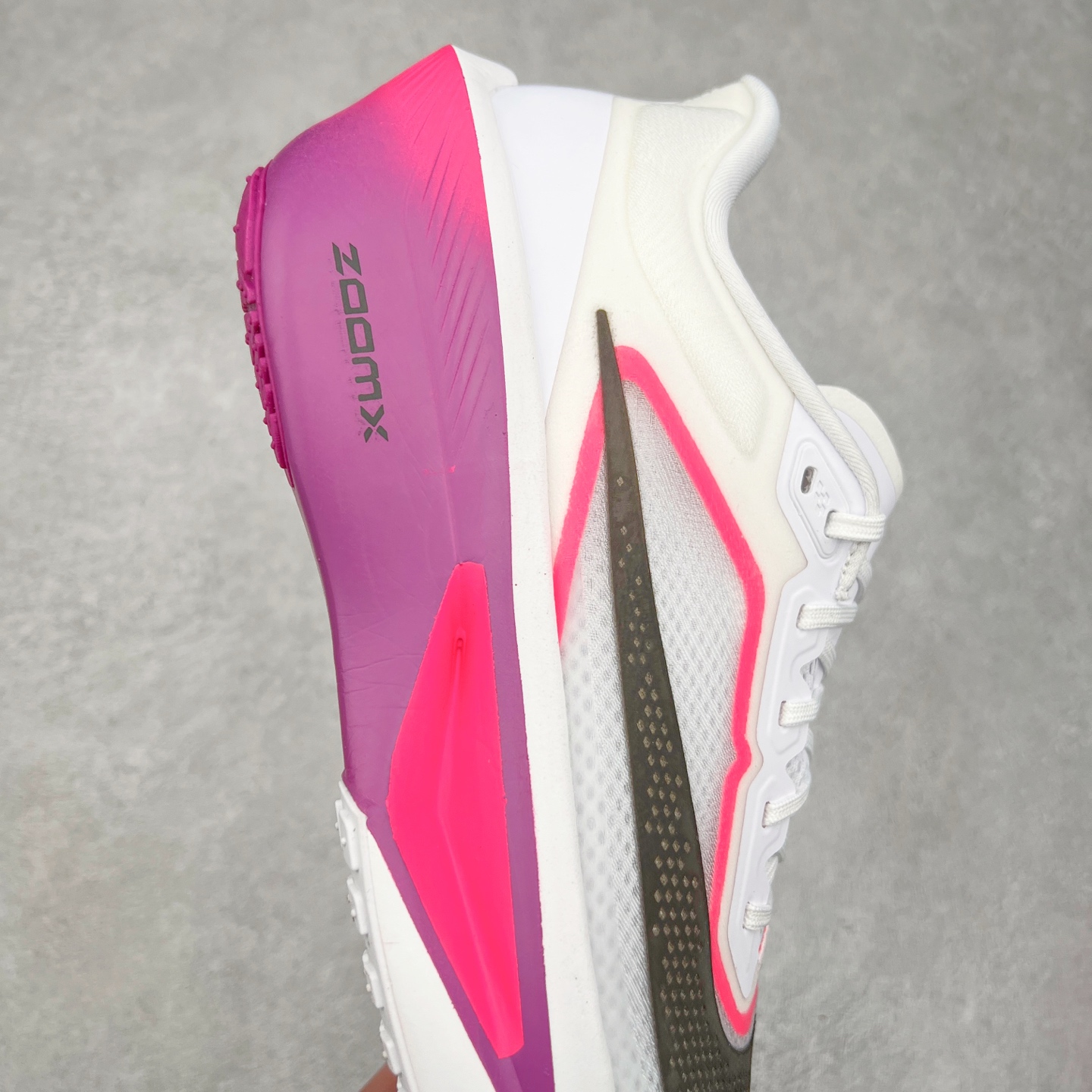 图片[6]-NK ZoomX Invincible Run Flyknit 6 轻量跑鞋 飞织低帮休闲运动慢跑鞋 厚底增高 老爹鞋 此鞋专为短跑运动员而生 是为 5 至 10 公里距离的赛事和训练打造 整体设计采用流线型的轻质工程网眼材质构成鞋面 并与其他 Running 旗舰鞋款同样搭载全脚掌 ZoomX 缓冲中底 搭配 Pebax 物料与橡胶外底 ZoomX StreakFly 首发配色以Prototype呈现 其灵感是来自开发期间的磨损测试 透过编号的标记与内侧的预期跑步距离突出研发过程 货号： FN8454-100 尺码：36 36.5 37.5 38 38.5 39 40 40.5 41 42 42.5 43 44 45-选品中心