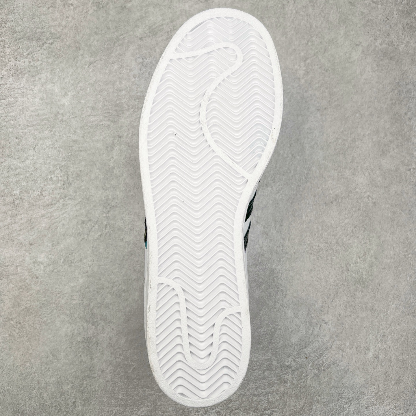 图片[9]-AD Originals Superstar 经典复古贝壳头板鞋 EG4958 诞生于1969年 是第一双将全皮面鞋 身与橡胶鞋头结合在一起的低帮篮球鞋 Superstar最开始 是作为高帮篮球鞋Pro Model的低帮版本而出现的 但因为其独特和醒目的橡胶鞋头造型而让大家熟知 被大家形象地称为\\\”shelltoe\\\”贝壳头 在70年代的美国职业篮球场上 接近3/4的NBA球员都将这双Superstar作为场上用鞋 80年代之后 经过不断的改良和发展 Superstar逐渐成为横跨时装、音乐、街头文化、休闲和运动等各大领域的时尚潮鞋 尺码：36 36.5 37 38 38.5 39 40 40.5 41 42 42.5 43 44 44.5 45-选品中心