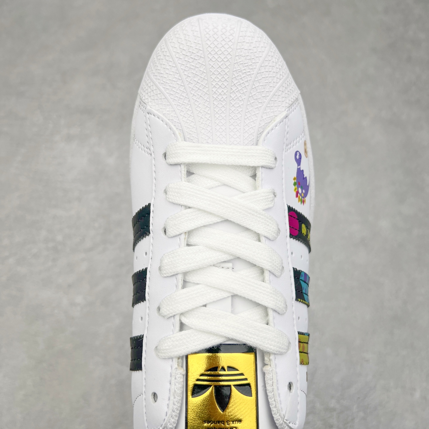 图片[4]-AD Originals Superstar 经典复古贝壳头板鞋 EG4958 诞生于1969年 是第一双将全皮面鞋 身与橡胶鞋头结合在一起的低帮篮球鞋 Superstar最开始 是作为高帮篮球鞋Pro Model的低帮版本而出现的 但因为其独特和醒目的橡胶鞋头造型而让大家熟知 被大家形象地称为\\\”shelltoe\\\”贝壳头 在70年代的美国职业篮球场上 接近3/4的NBA球员都将这双Superstar作为场上用鞋 80年代之后 经过不断的改良和发展 Superstar逐渐成为横跨时装、音乐、街头文化、休闲和运动等各大领域的时尚潮鞋 尺码：36 36.5 37 38 38.5 39 40 40.5 41 42 42.5 43 44 44.5 45-选品中心