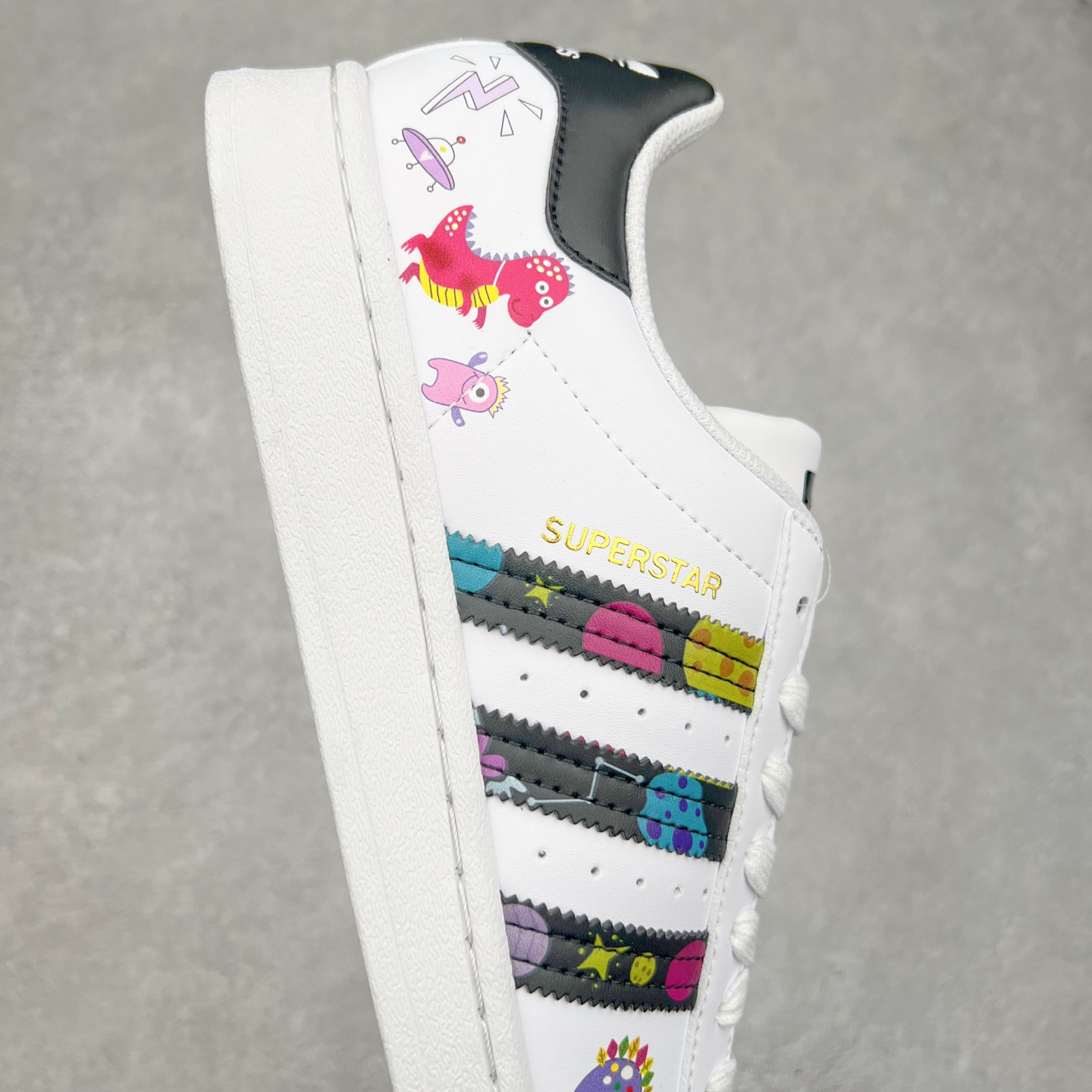 图片[6]-AD Originals Superstar 经典复古贝壳头板鞋 EG4958 诞生于1969年 是第一双将全皮面鞋 身与橡胶鞋头结合在一起的低帮篮球鞋 Superstar最开始 是作为高帮篮球鞋Pro Model的低帮版本而出现的 但因为其独特和醒目的橡胶鞋头造型而让大家熟知 被大家形象地称为\\\”shelltoe\\\”贝壳头 在70年代的美国职业篮球场上 接近3/4的NBA球员都将这双Superstar作为场上用鞋 80年代之后 经过不断的改良和发展 Superstar逐渐成为横跨时装、音乐、街头文化、休闲和运动等各大领域的时尚潮鞋 尺码：36 36.5 37 38 38.5 39 40 40.5 41 42 42.5 43 44 44.5 45-选品中心