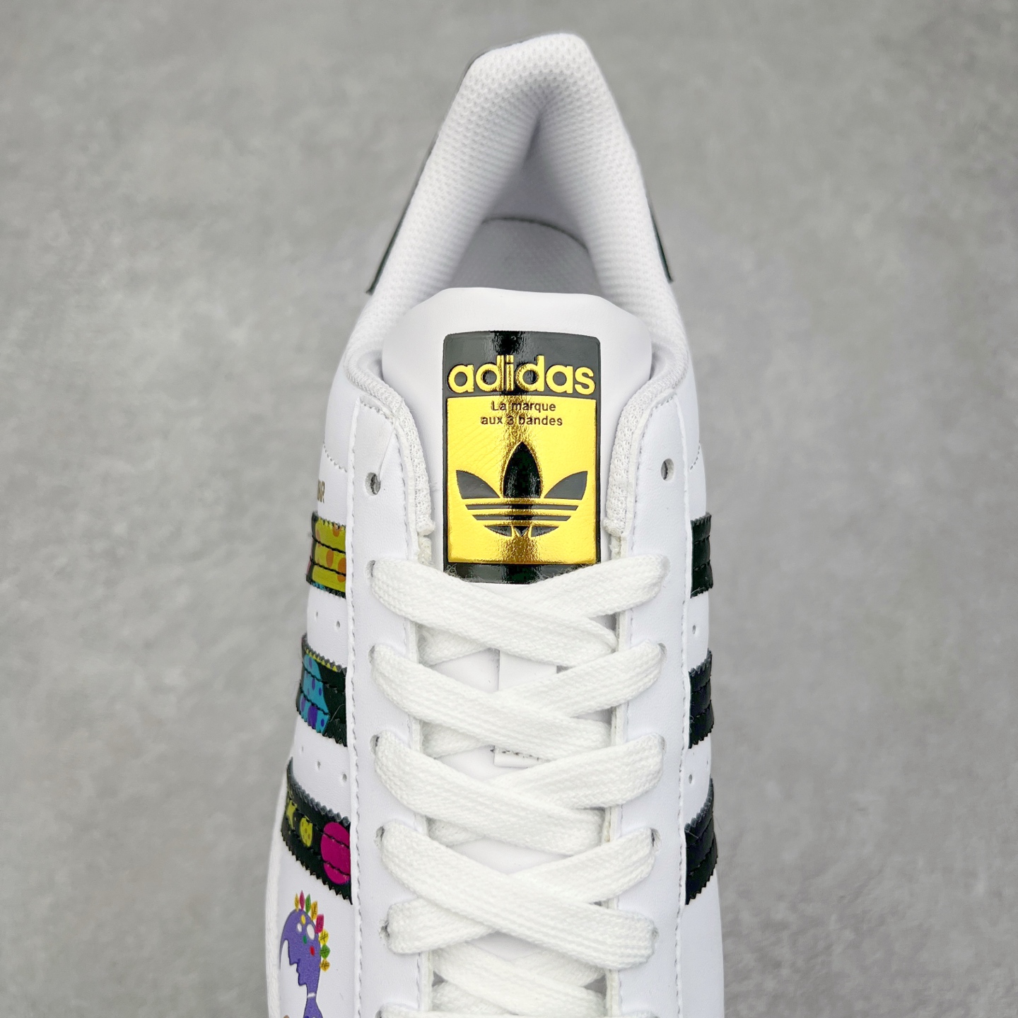 图片[5]-AD Originals Superstar 经典复古贝壳头板鞋 EG4958 诞生于1969年 是第一双将全皮面鞋 身与橡胶鞋头结合在一起的低帮篮球鞋 Superstar最开始 是作为高帮篮球鞋Pro Model的低帮版本而出现的 但因为其独特和醒目的橡胶鞋头造型而让大家熟知 被大家形象地称为\\\”shelltoe\\\”贝壳头 在70年代的美国职业篮球场上 接近3/4的NBA球员都将这双Superstar作为场上用鞋 80年代之后 经过不断的改良和发展 Superstar逐渐成为横跨时装、音乐、街头文化、休闲和运动等各大领域的时尚潮鞋 尺码：36 36.5 37 38 38.5 39 40 40.5 41 42 42.5 43 44 44.5 45-选品中心