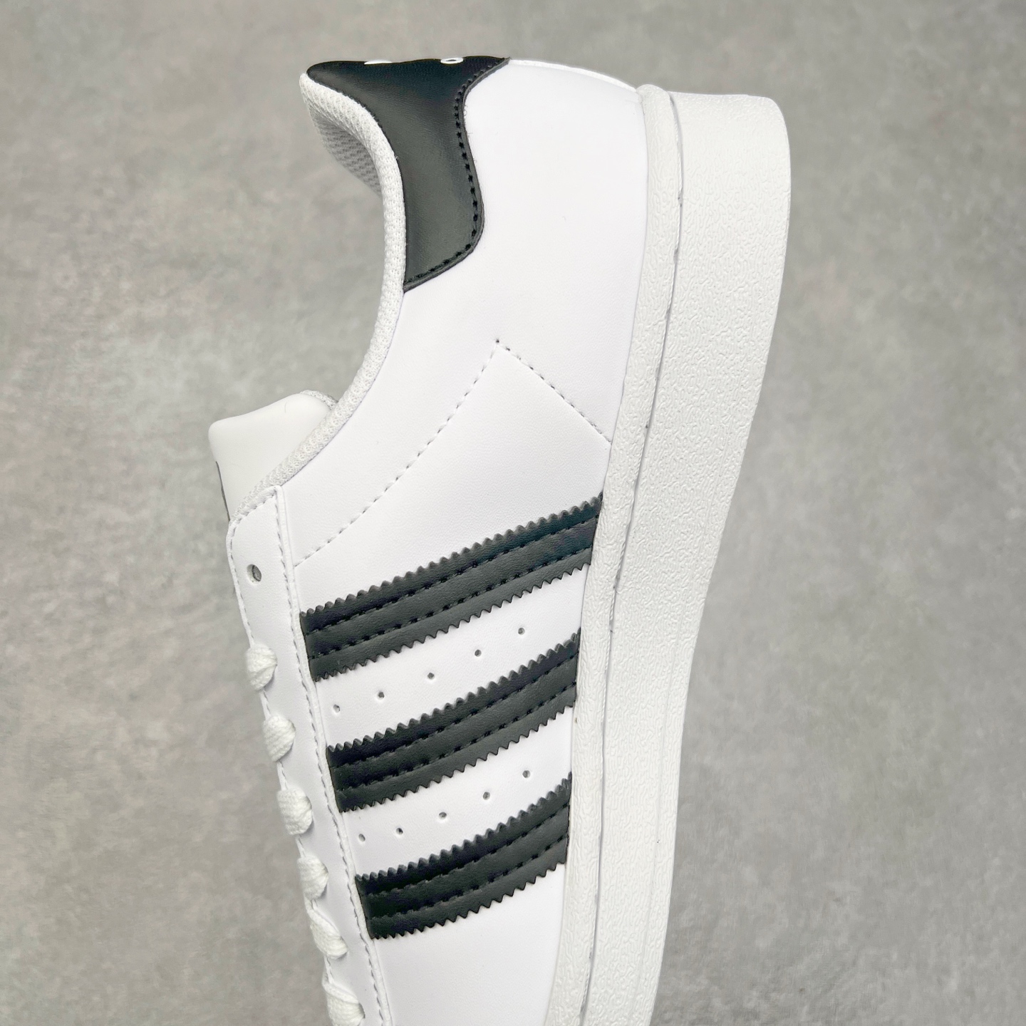 图片[7]-AD Originals Superstar 经典复古贝壳头板鞋 EG4958 诞生于1969年 是第一双将全皮面鞋 身与橡胶鞋头结合在一起的低帮篮球鞋 Superstar最开始 是作为高帮篮球鞋Pro Model的低帮版本而出现的 但因为其独特和醒目的橡胶鞋头造型而让大家熟知 被大家形象地称为\\\”shelltoe\\\”贝壳头 在70年代的美国职业篮球场上 接近3/4的NBA球员都将这双Superstar作为场上用鞋 80年代之后 经过不断的改良和发展 Superstar逐渐成为横跨时装、音乐、街头文化、休闲和运动等各大领域的时尚潮鞋 尺码：36 36.5 37 38 38.5 39 40 40.5 41 42 42.5 43 44 44.5 45-选品中心