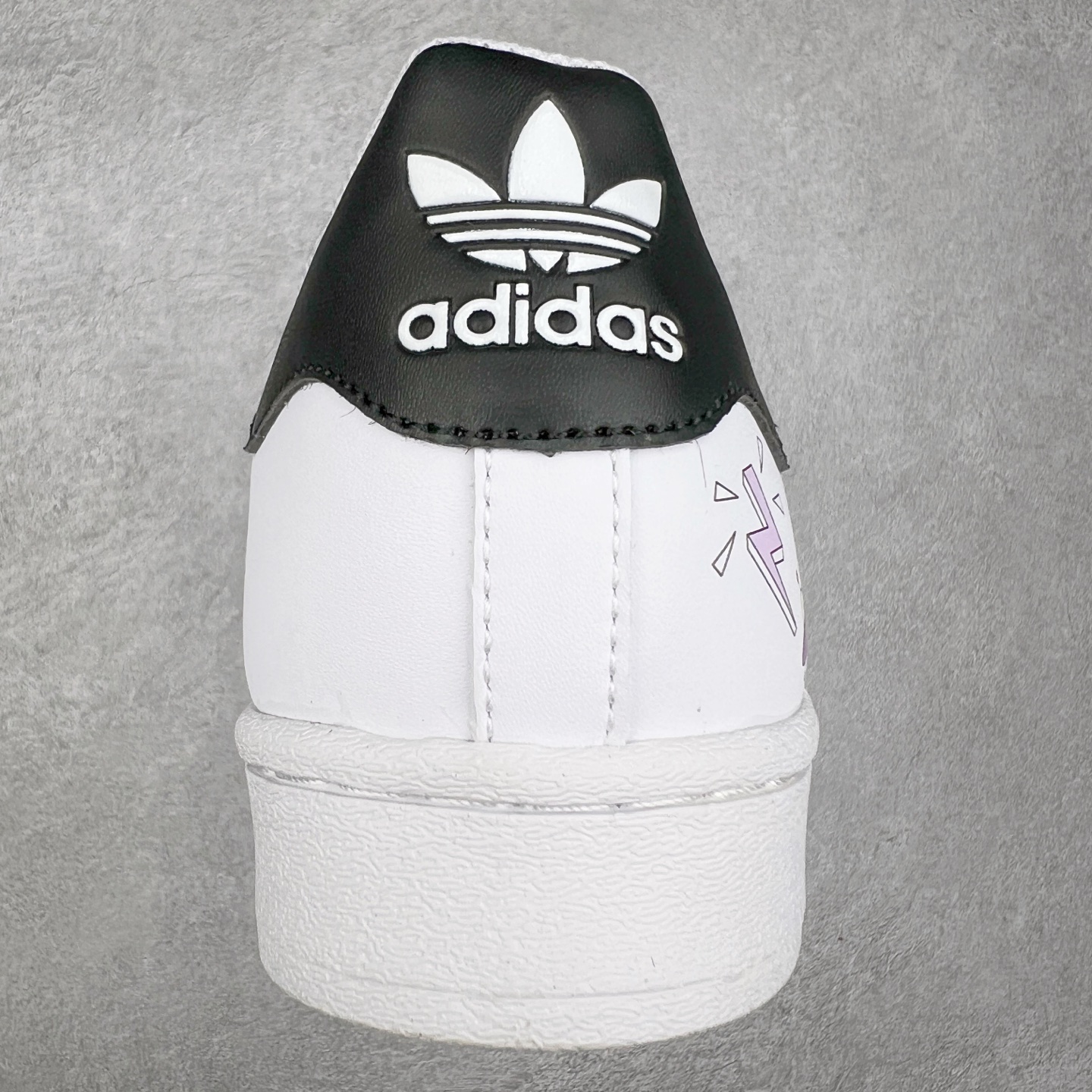 图片[8]-AD Originals Superstar 经典复古贝壳头板鞋 EG4958 诞生于1969年 是第一双将全皮面鞋 身与橡胶鞋头结合在一起的低帮篮球鞋 Superstar最开始 是作为高帮篮球鞋Pro Model的低帮版本而出现的 但因为其独特和醒目的橡胶鞋头造型而让大家熟知 被大家形象地称为\\\”shelltoe\\\”贝壳头 在70年代的美国职业篮球场上 接近3/4的NBA球员都将这双Superstar作为场上用鞋 80年代之后 经过不断的改良和发展 Superstar逐渐成为横跨时装、音乐、街头文化、休闲和运动等各大领域的时尚潮鞋 尺码：36 36.5 37 38 38.5 39 40 40.5 41 42 42.5 43 44 44.5 45-选品中心