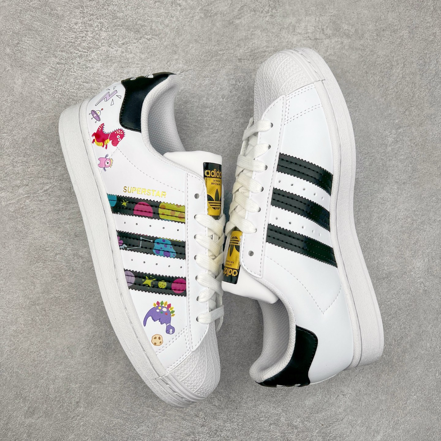 图片[3]-AD Originals Superstar 经典复古贝壳头板鞋 EG4958 诞生于1969年 是第一双将全皮面鞋 身与橡胶鞋头结合在一起的低帮篮球鞋 Superstar最开始 是作为高帮篮球鞋Pro Model的低帮版本而出现的 但因为其独特和醒目的橡胶鞋头造型而让大家熟知 被大家形象地称为\\\”shelltoe\\\”贝壳头 在70年代的美国职业篮球场上 接近3/4的NBA球员都将这双Superstar作为场上用鞋 80年代之后 经过不断的改良和发展 Superstar逐渐成为横跨时装、音乐、街头文化、休闲和运动等各大领域的时尚潮鞋 尺码：36 36.5 37 38 38.5 39 40 40.5 41 42 42.5 43 44 44.5 45-选品中心