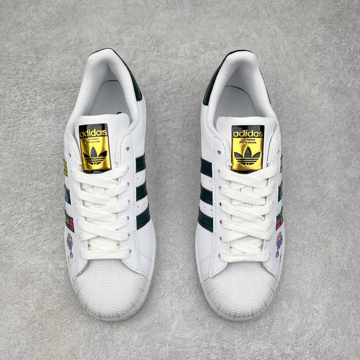 图片[2]-AD Originals Superstar 经典复古贝壳头板鞋 EG4958 诞生于1969年 是第一双将全皮面鞋 身与橡胶鞋头结合在一起的低帮篮球鞋 Superstar最开始 是作为高帮篮球鞋Pro Model的低帮版本而出现的 但因为其独特和醒目的橡胶鞋头造型而让大家熟知 被大家形象地称为\\\”shelltoe\\\”贝壳头 在70年代的美国职业篮球场上 接近3/4的NBA球员都将这双Superstar作为场上用鞋 80年代之后 经过不断的改良和发展 Superstar逐渐成为横跨时装、音乐、街头文化、休闲和运动等各大领域的时尚潮鞋 尺码：36 36.5 37 38 38.5 39 40 40.5 41 42 42.5 43 44 44.5 45-选品中心