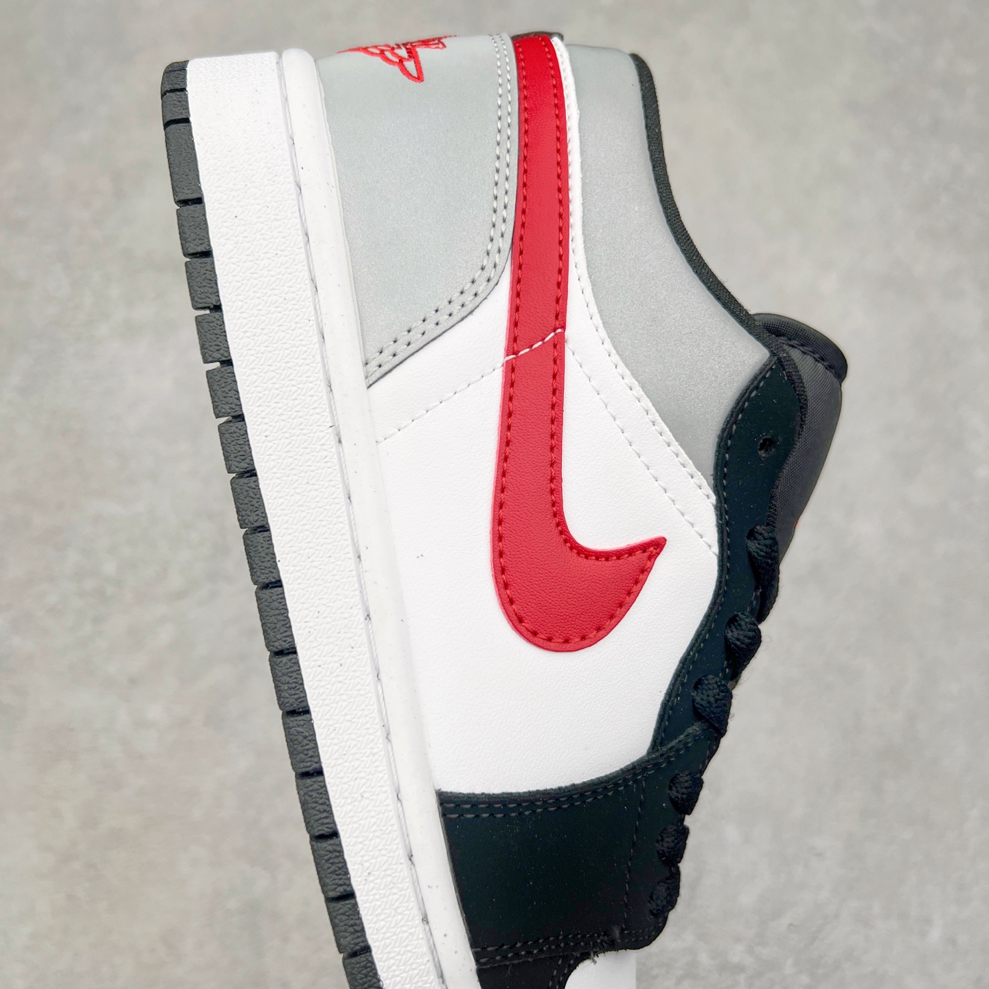 图片[6]-＃K版 Air Jordan AJ1 Low 低帮 黑白红 HF3148-106 全新流水线出品 DT版本唯一平替选择 市场第二梯队最强版 全部原鞋开发 原楦原纸板开发 全鞋电脑针车 原厂内置全掌气垫 原盒内在原标 唯一Zp原版鞋带绑法 免检产品 全新2022版型 全头层皮料 完美零毛边处理 原厂配置全掌气垫 价格定位良心 几十个配色陆续出货 实拍调校N版已经零色差零失真 百分百还原实物色彩所见即所得 不存在货不对板色差等低级问题 选购参考实物拍摄 不混卖不参货 只用心做好货严格选品 承诺混一赔十 尺码：36 36.5 37.5 38 38.5 39 40 40.5 41 42 42.5 43 44 44.5 45-选品中心