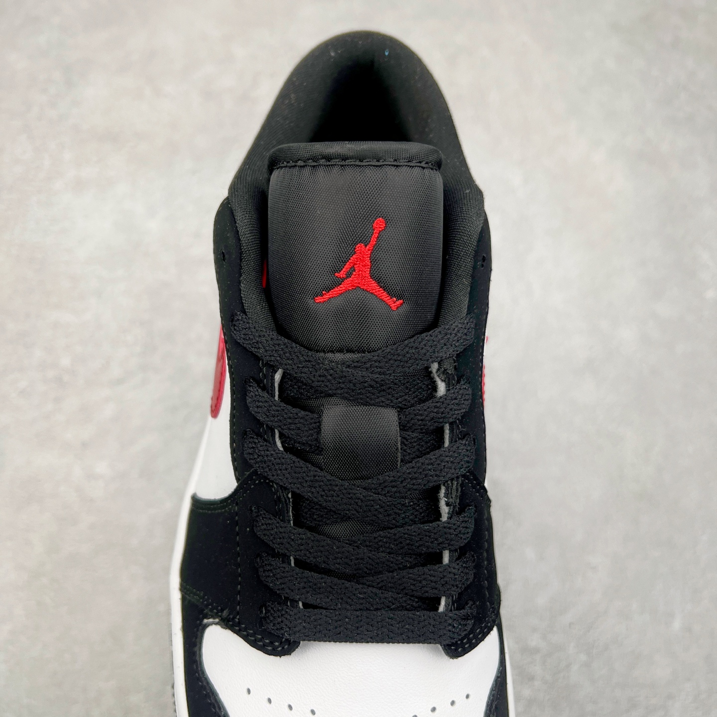 图片[5]-＃K版 Air Jordan AJ1 Low 低帮 黑白红 HF3148-106 全新流水线出品 DT版本唯一平替选择 市场第二梯队最强版 全部原鞋开发 原楦原纸板开发 全鞋电脑针车 原厂内置全掌气垫 原盒内在原标 唯一Zp原版鞋带绑法 免检产品 全新2022版型 全头层皮料 完美零毛边处理 原厂配置全掌气垫 价格定位良心 几十个配色陆续出货 实拍调校N版已经零色差零失真 百分百还原实物色彩所见即所得 不存在货不对板色差等低级问题 选购参考实物拍摄 不混卖不参货 只用心做好货严格选品 承诺混一赔十 尺码：36 36.5 37.5 38 38.5 39 40 40.5 41 42 42.5 43 44 44.5 45-选品中心