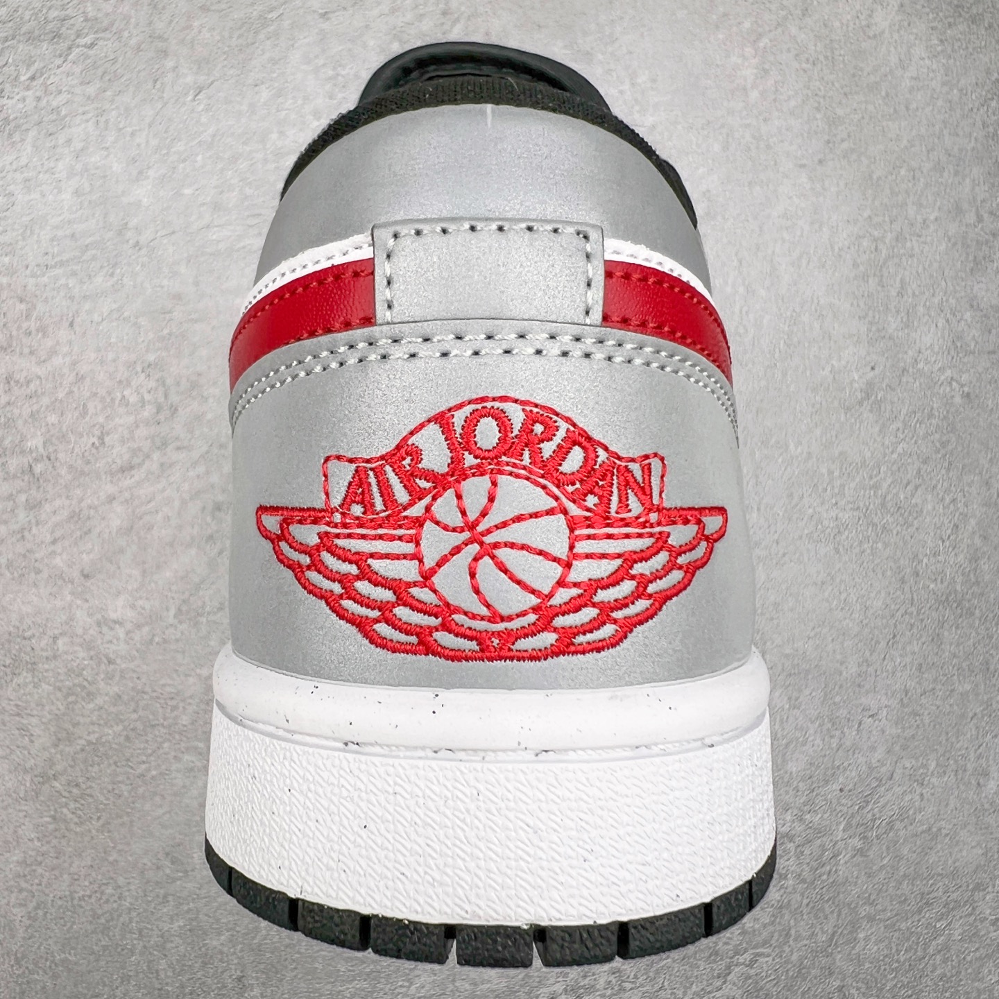 图片[8]-＃K版 Air Jordan AJ1 Low 低帮 黑白红 HF3148-106 全新流水线出品 DT版本唯一平替选择 市场第二梯队最强版 全部原鞋开发 原楦原纸板开发 全鞋电脑针车 原厂内置全掌气垫 原盒内在原标 唯一Zp原版鞋带绑法 免检产品 全新2022版型 全头层皮料 完美零毛边处理 原厂配置全掌气垫 价格定位良心 几十个配色陆续出货 实拍调校N版已经零色差零失真 百分百还原实物色彩所见即所得 不存在货不对板色差等低级问题 选购参考实物拍摄 不混卖不参货 只用心做好货严格选品 承诺混一赔十 尺码：36 36.5 37.5 38 38.5 39 40 40.5 41 42 42.5 43 44 44.5 45-选品中心
