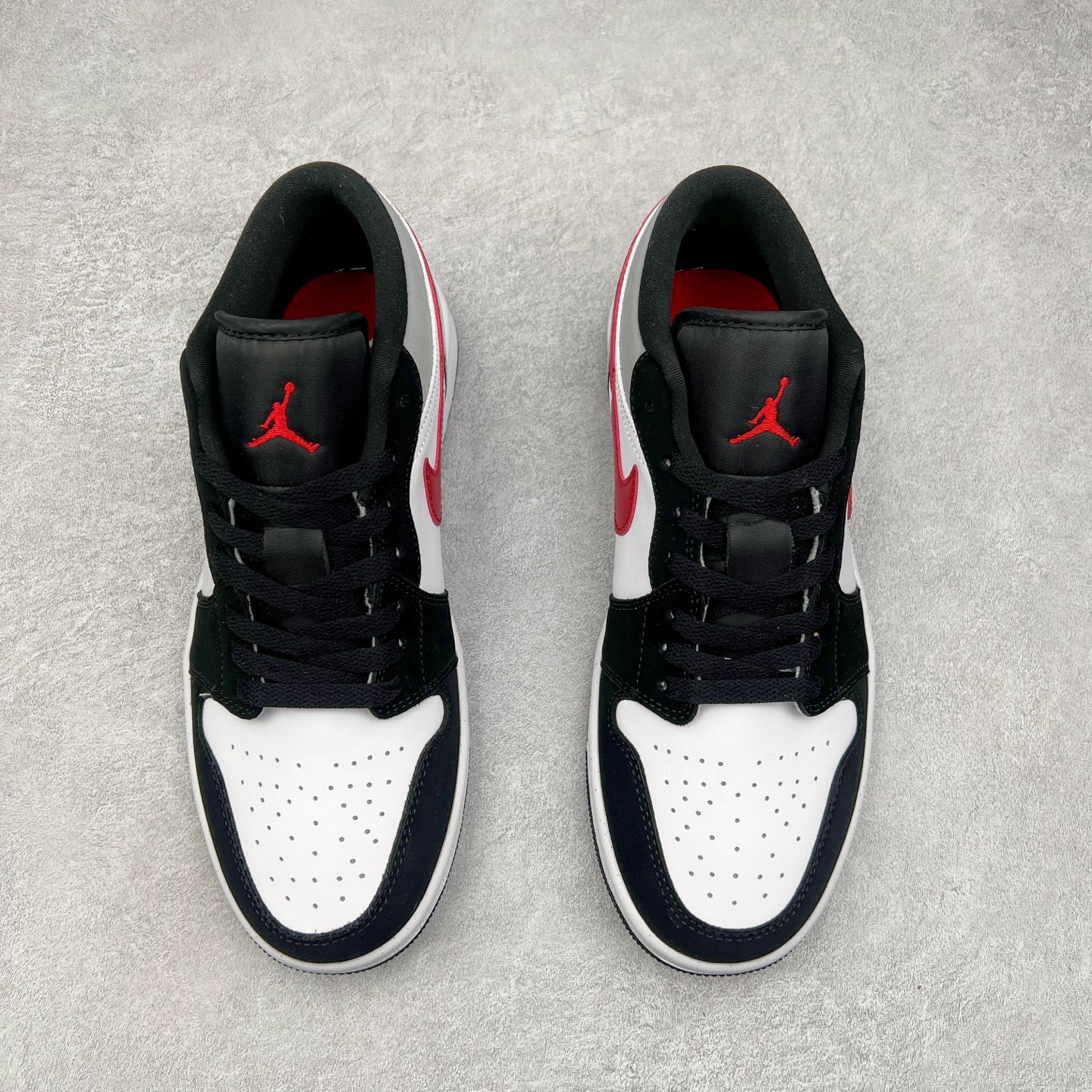 图片[2]-＃K版 Air Jordan AJ1 Low 低帮 黑白红 HF3148-106 全新流水线出品 DT版本唯一平替选择 市场第二梯队最强版 全部原鞋开发 原楦原纸板开发 全鞋电脑针车 原厂内置全掌气垫 原盒内在原标 唯一Zp原版鞋带绑法 免检产品 全新2022版型 全头层皮料 完美零毛边处理 原厂配置全掌气垫 价格定位良心 几十个配色陆续出货 实拍调校N版已经零色差零失真 百分百还原实物色彩所见即所得 不存在货不对板色差等低级问题 选购参考实物拍摄 不混卖不参货 只用心做好货严格选品 承诺混一赔十 尺码：36 36.5 37.5 38 38.5 39 40 40.5 41 42 42.5 43 44 44.5 45-选品中心