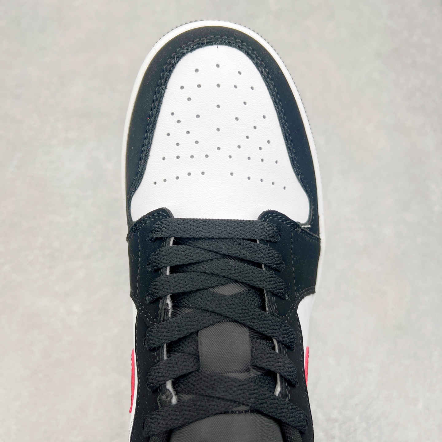 图片[4]-＃K版 Air Jordan AJ1 Low 低帮 黑白红 HF3148-106 全新流水线出品 DT版本唯一平替选择 市场第二梯队最强版 全部原鞋开发 原楦原纸板开发 全鞋电脑针车 原厂内置全掌气垫 原盒内在原标 唯一Zp原版鞋带绑法 免检产品 全新2022版型 全头层皮料 完美零毛边处理 原厂配置全掌气垫 价格定位良心 几十个配色陆续出货 实拍调校N版已经零色差零失真 百分百还原实物色彩所见即所得 不存在货不对板色差等低级问题 选购参考实物拍摄 不混卖不参货 只用心做好货严格选品 承诺混一赔十 尺码：36 36.5 37.5 38 38.5 39 40 40.5 41 42 42.5 43 44 44.5 45-选品中心