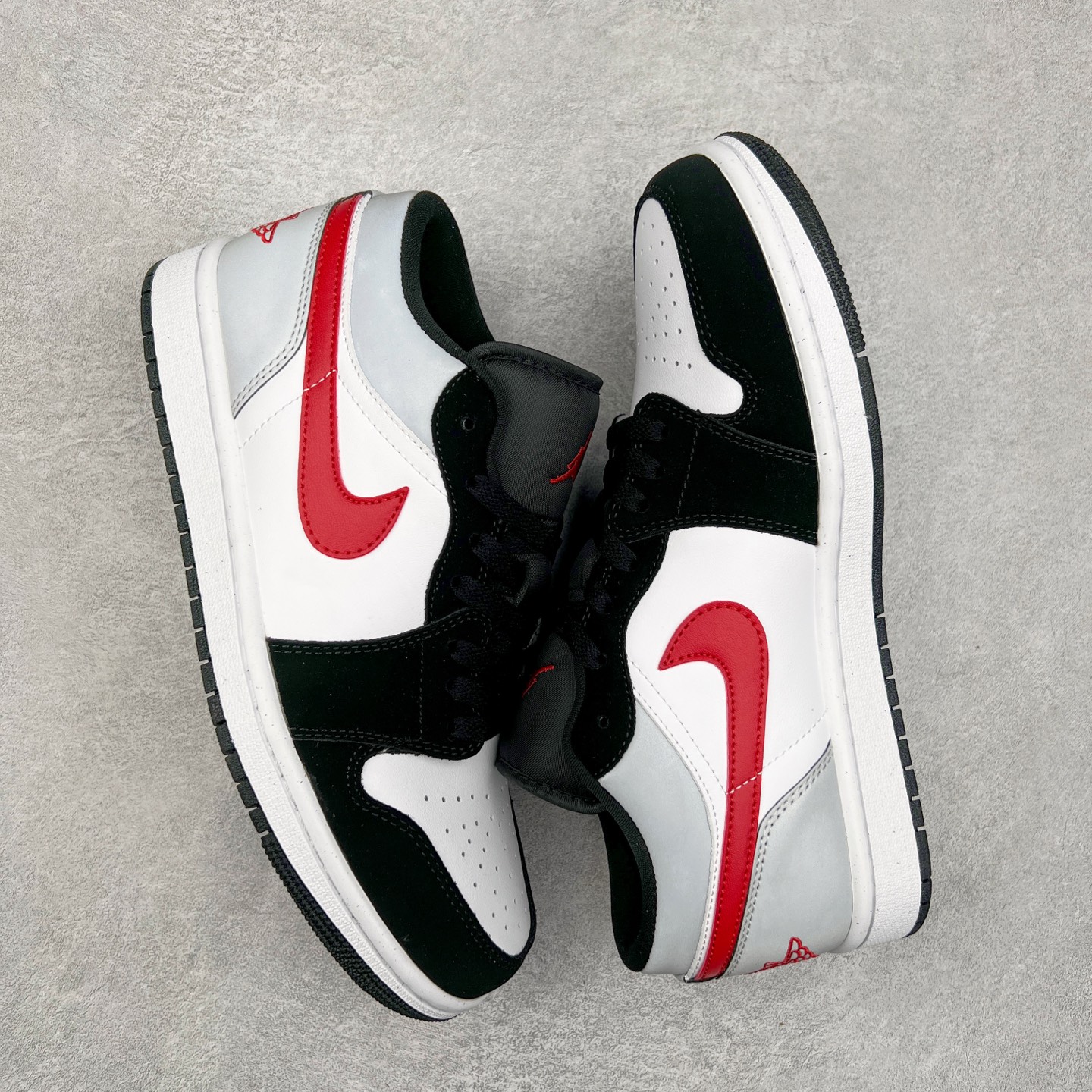 图片[3]-＃K版 Air Jordan AJ1 Low 低帮 黑白红 HF3148-106 全新流水线出品 DT版本唯一平替选择 市场第二梯队最强版 全部原鞋开发 原楦原纸板开发 全鞋电脑针车 原厂内置全掌气垫 原盒内在原标 唯一Zp原版鞋带绑法 免检产品 全新2022版型 全头层皮料 完美零毛边处理 原厂配置全掌气垫 价格定位良心 几十个配色陆续出货 实拍调校N版已经零色差零失真 百分百还原实物色彩所见即所得 不存在货不对板色差等低级问题 选购参考实物拍摄 不混卖不参货 只用心做好货严格选品 承诺混一赔十 尺码：36 36.5 37.5 38 38.5 39 40 40.5 41 42 42.5 43 44 44.5 45-选品中心