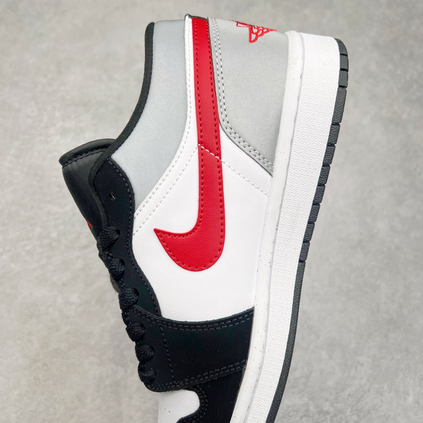 图片[7]-＃K版 Air Jordan AJ1 Low 低帮 黑白红 HF3148-106 全新流水线出品 DT版本唯一平替选择 市场第二梯队最强版 全部原鞋开发 原楦原纸板开发 全鞋电脑针车 原厂内置全掌气垫 原盒内在原标 唯一Zp原版鞋带绑法 免检产品 全新2022版型 全头层皮料 完美零毛边处理 原厂配置全掌气垫 价格定位良心 几十个配色陆续出货 实拍调校N版已经零色差零失真 百分百还原实物色彩所见即所得 不存在货不对板色差等低级问题 选购参考实物拍摄 不混卖不参货 只用心做好货严格选品 承诺混一赔十 尺码：36 36.5 37.5 38 38.5 39 40 40.5 41 42 42.5 43 44 44.5 45-选品中心