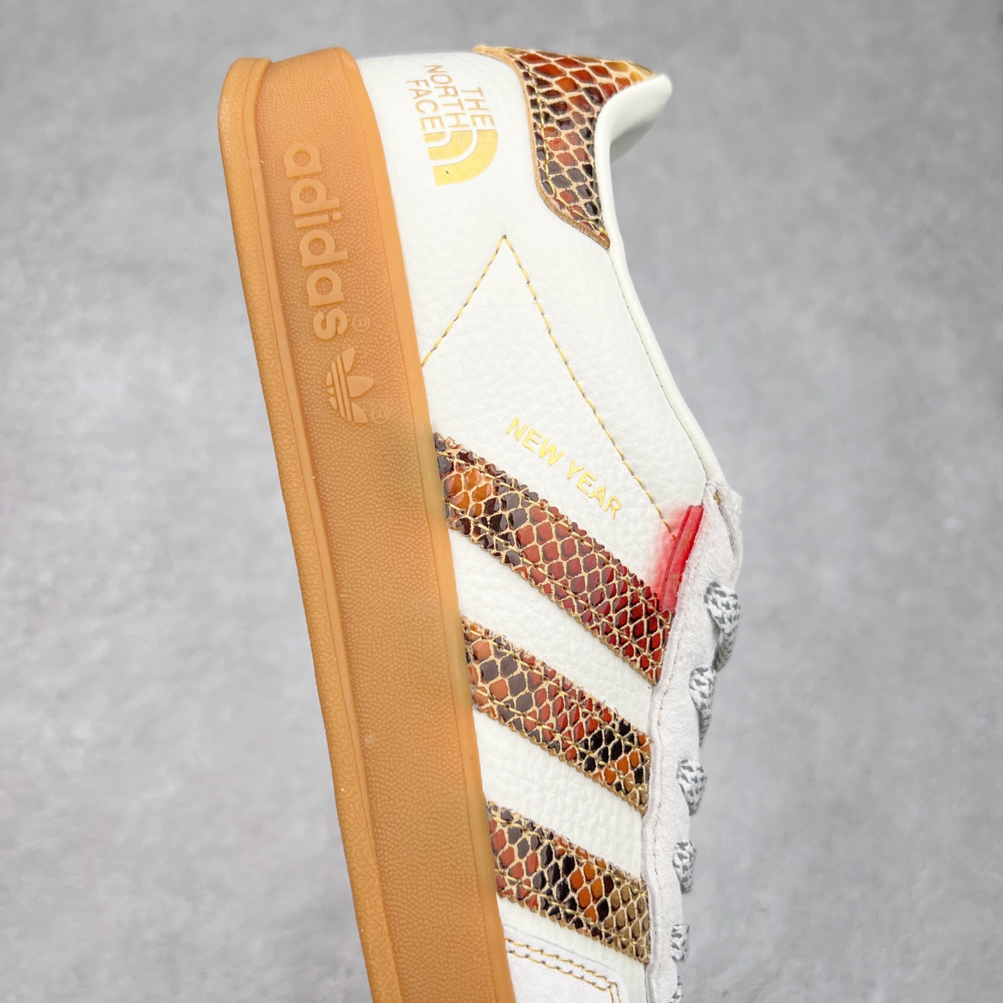 图片[6]-AD Gazelle Indoor Trainers 羚羊内训系列低帮复古百搭休闲运动德训风板鞋 CH6336 90年代经典的复刻版！自60年代以足球训练鞋面世以来,Gazelle就以其经典设计席卷全球。1991年版本的复刻,再造经典Gazelle。采用皮革打造,搭配浊色细节,让这款经典更加简约。尺码：36 36⅔ 37⅓ 38 38⅔ 39⅓ 40 40⅔ 41⅓ 42 42⅔ 43⅓ 44 44⅔ 45-选品中心