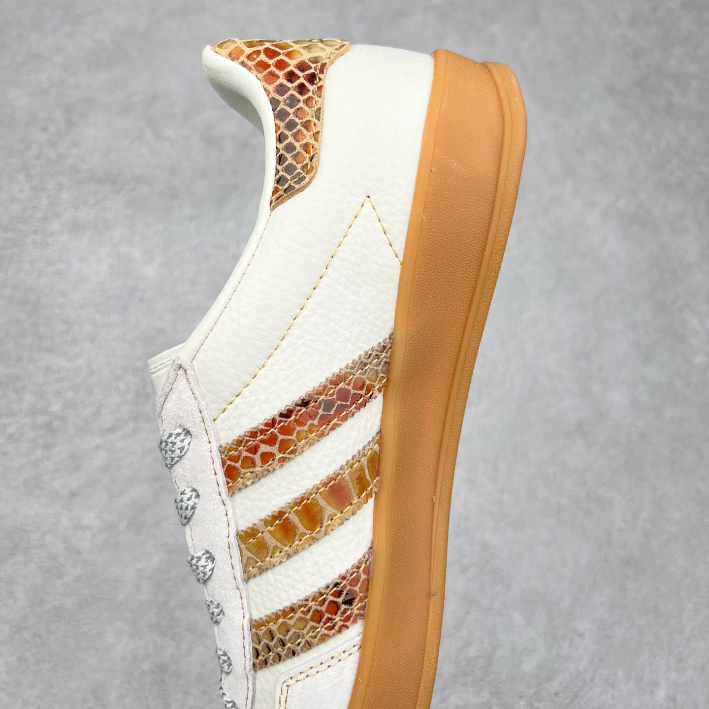 图片[7]-AD Gazelle Indoor Trainers 羚羊内训系列低帮复古百搭休闲运动德训风板鞋 CH6336 90年代经典的复刻版！自60年代以足球训练鞋面世以来,Gazelle就以其经典设计席卷全球。1991年版本的复刻,再造经典Gazelle。采用皮革打造,搭配浊色细节,让这款经典更加简约。尺码：36 36⅔ 37⅓ 38 38⅔ 39⅓ 40 40⅔ 41⅓ 42 42⅔ 43⅓ 44 44⅔ 45-选品中心