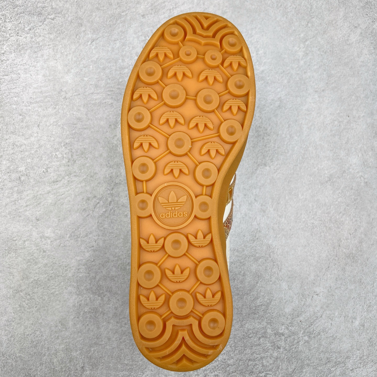 图片[9]-AD Gazelle Indoor Trainers 羚羊内训系列低帮复古百搭休闲运动德训风板鞋 CH6336 90年代经典的复刻版！自60年代以足球训练鞋面世以来,Gazelle就以其经典设计席卷全球。1991年版本的复刻,再造经典Gazelle。采用皮革打造,搭配浊色细节,让这款经典更加简约。尺码：36 36⅔ 37⅓ 38 38⅔ 39⅓ 40 40⅔ 41⅓ 42 42⅔ 43⅓ 44 44⅔ 45-选品中心