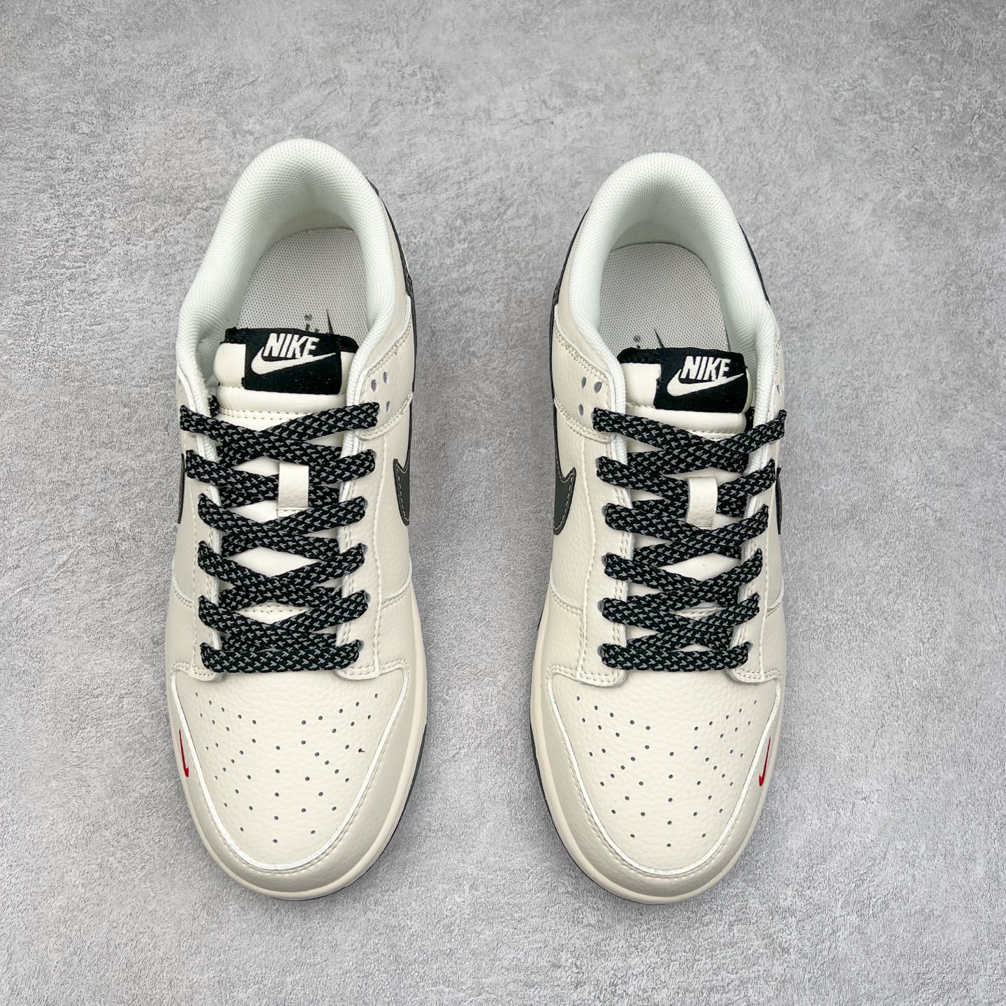 图片[2]-NK Dunk Low 定制配色 HH7518-035 大厂出品 极力推荐 原装头层材料 独家版型蒸餾加工帶來的是更好的视觉和脚感体验大厂纯原品质出货 清洁度 电绣工艺 皮料切割干净无任何毛边 细节完美 实拍调校N版已经零色差零失真 百分百还原实物色彩所见即所得 不存在货不对板色差等低级问题 选购参考实物拍摄 不混卖不参货 只用心做好货严格选品 承诺混一赔十 尺码：36 36.5 37.5 38 38.5 39 40 40.5 41 42 42.5 43 44 44.5 45-选品中心