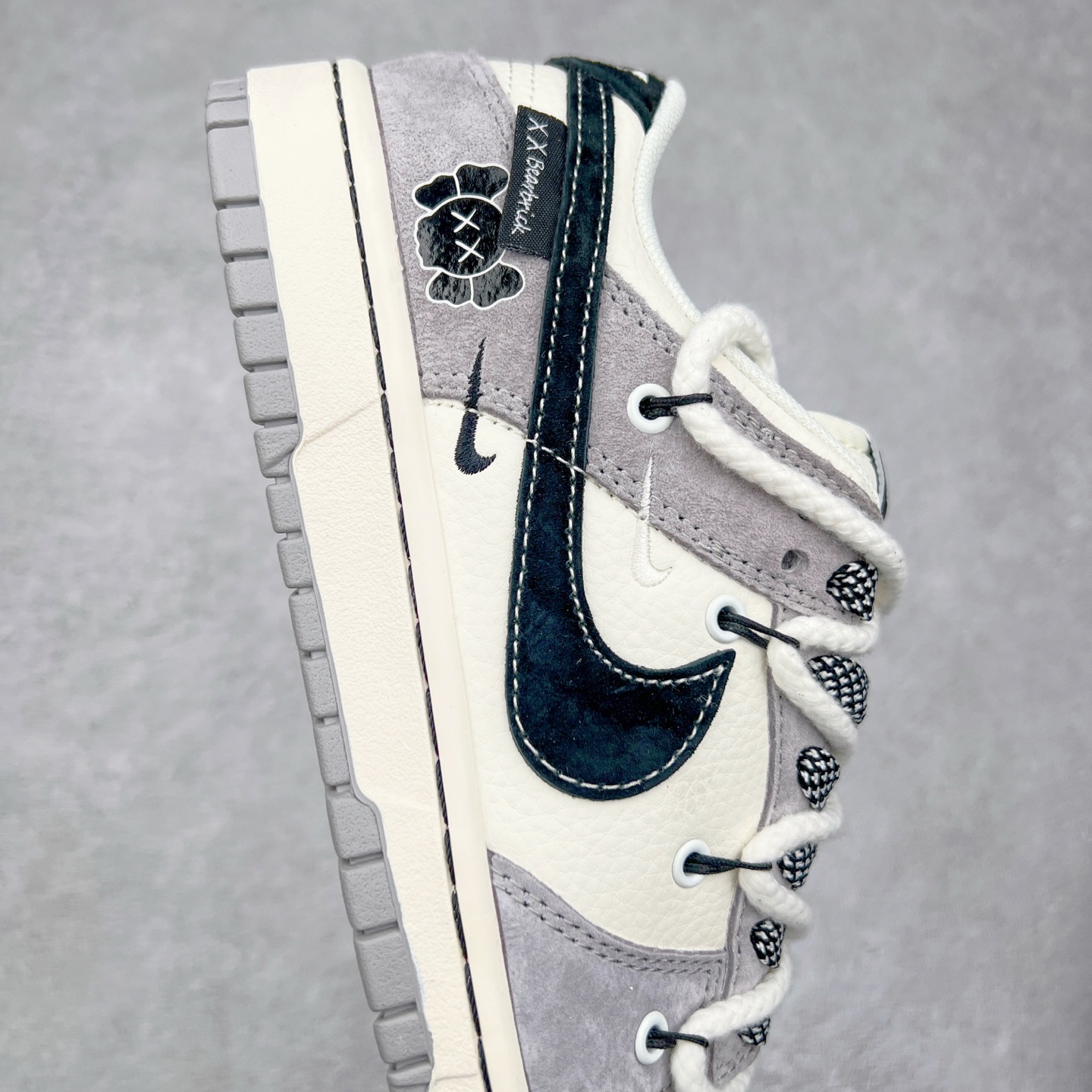 图片[6]-NK Dunk Low 定制配色 YX5066-245 大厂出品 极力推荐 原装头层材料 独家版型蒸餾加工帶來的是更好的视觉和脚感体验大厂纯原品质出货 清洁度 电绣工艺 皮料切割干净无任何毛边 细节完美 实拍调校N版已经零色差零失真 百分百还原实物色彩所见即所得 不存在货不对板色差等低级问题 选购参考实物拍摄 不混卖不参货 只用心做好货严格选品 承诺混一赔十 尺码：36 36.5 37.5 38 38.5 39 40 40.5 41 42 42.5 43 44 44.5 45-选品中心