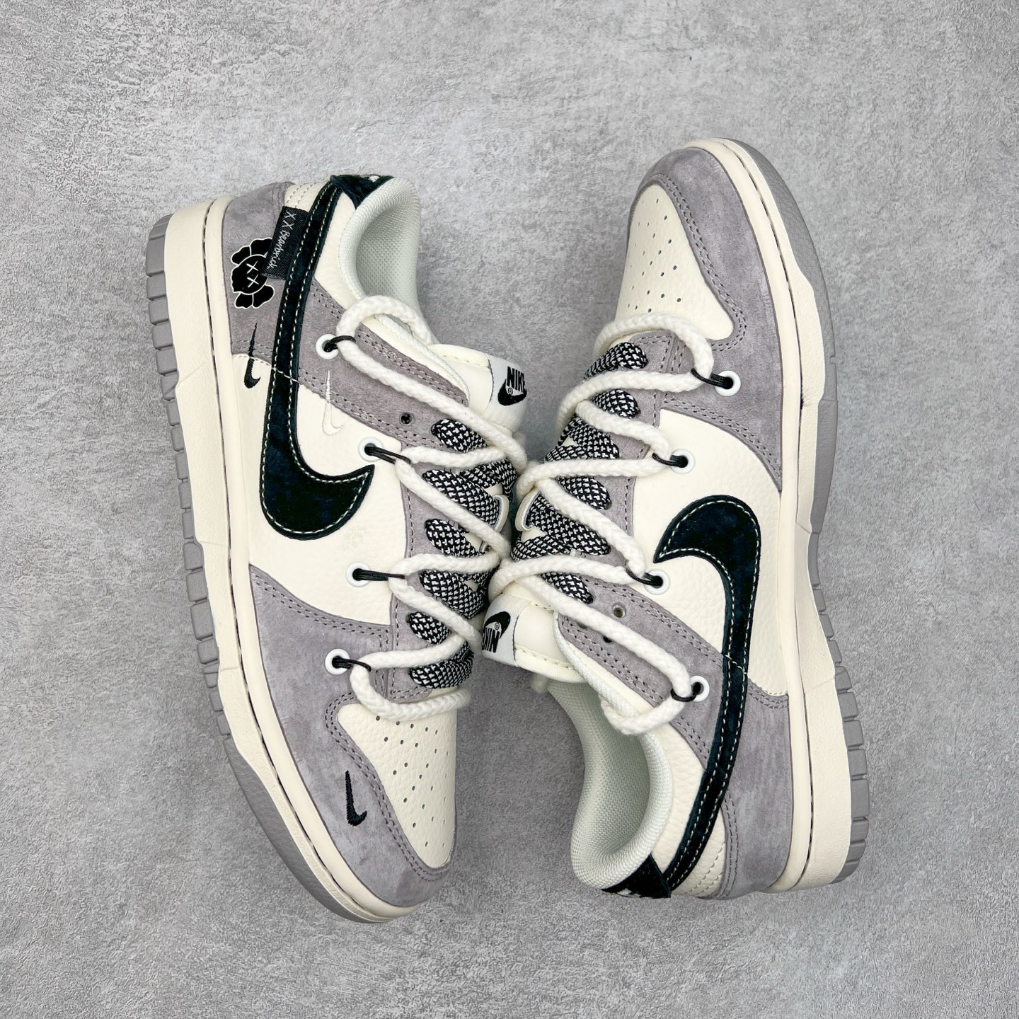 图片[3]-NK Dunk Low 定制配色 YX5066-245 大厂出品 极力推荐 原装头层材料 独家版型蒸餾加工帶來的是更好的视觉和脚感体验大厂纯原品质出货 清洁度 电绣工艺 皮料切割干净无任何毛边 细节完美 实拍调校N版已经零色差零失真 百分百还原实物色彩所见即所得 不存在货不对板色差等低级问题 选购参考实物拍摄 不混卖不参货 只用心做好货严格选品 承诺混一赔十 尺码：36 36.5 37.5 38 38.5 39 40 40.5 41 42 42.5 43 44 44.5 45-选品中心