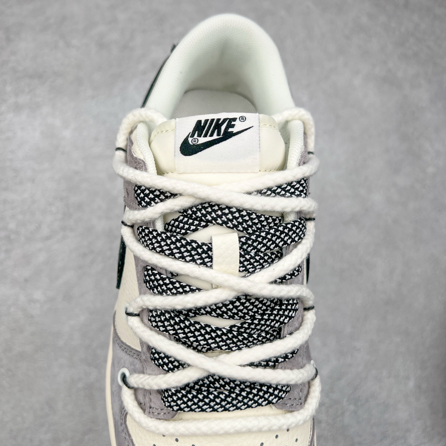 图片[5]-NK Dunk Low 定制配色 YX5066-245 大厂出品 极力推荐 原装头层材料 独家版型蒸餾加工帶來的是更好的视觉和脚感体验大厂纯原品质出货 清洁度 电绣工艺 皮料切割干净无任何毛边 细节完美 实拍调校N版已经零色差零失真 百分百还原实物色彩所见即所得 不存在货不对板色差等低级问题 选购参考实物拍摄 不混卖不参货 只用心做好货严格选品 承诺混一赔十 尺码：36 36.5 37.5 38 38.5 39 40 40.5 41 42 42.5 43 44 44.5 45-选品中心