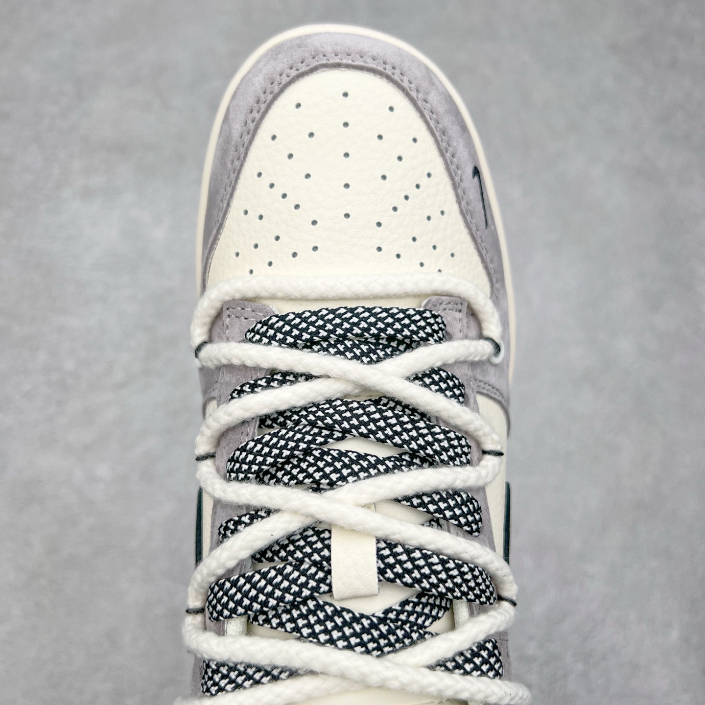 图片[4]-NK Dunk Low 定制配色 YX5066-245 大厂出品 极力推荐 原装头层材料 独家版型蒸餾加工帶來的是更好的视觉和脚感体验大厂纯原品质出货 清洁度 电绣工艺 皮料切割干净无任何毛边 细节完美 实拍调校N版已经零色差零失真 百分百还原实物色彩所见即所得 不存在货不对板色差等低级问题 选购参考实物拍摄 不混卖不参货 只用心做好货严格选品 承诺混一赔十 尺码：36 36.5 37.5 38 38.5 39 40 40.5 41 42 42.5 43 44 44.5 45-选品中心