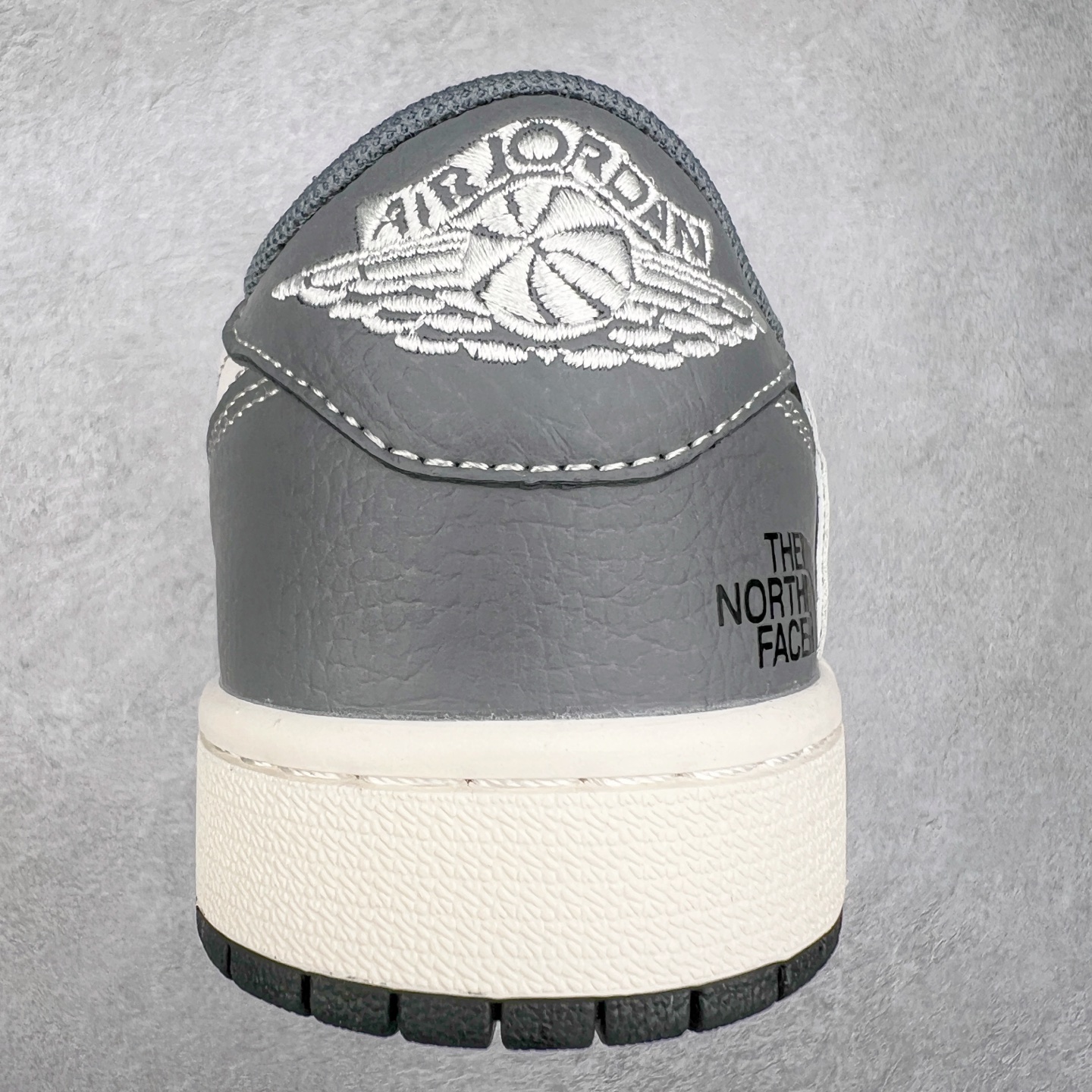 图片[8]-TS x Air Jordan AJ1 Low 倒钩低帮联名定制配色 XS6089-513 原厂内置气垫魔块 A模大底 头层小牛皮 鞋舌AJ原厂专用牛津布+AJ专用反口珍珠布+原厂无杂质高弹内里海棉+特殊封边弹力鞋带 实拍调校N版已经零色差零失真 百分百还原实物色彩所见即所得 不存在货不对板色差等低级问题 选购参考实物拍摄 不混卖不参货 只用心做好货严格选品 承诺混一赔十 尺码：36 36.5 37.5 38 38.5 39 40 40.5 41 42 42.5 43 44 44.5 45-选品中心