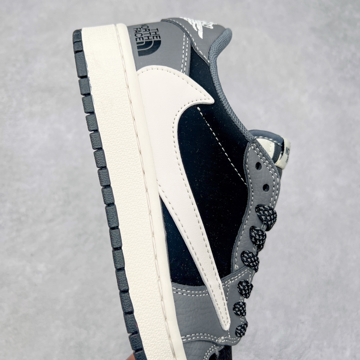 图片[6]-TS x Air Jordan AJ1 Low 倒钩低帮联名定制配色 XS6089-513 原厂内置气垫魔块 A模大底 头层小牛皮 鞋舌AJ原厂专用牛津布+AJ专用反口珍珠布+原厂无杂质高弹内里海棉+特殊封边弹力鞋带 实拍调校N版已经零色差零失真 百分百还原实物色彩所见即所得 不存在货不对板色差等低级问题 选购参考实物拍摄 不混卖不参货 只用心做好货严格选品 承诺混一赔十 尺码：36 36.5 37.5 38 38.5 39 40 40.5 41 42 42.5 43 44 44.5 45-选品中心