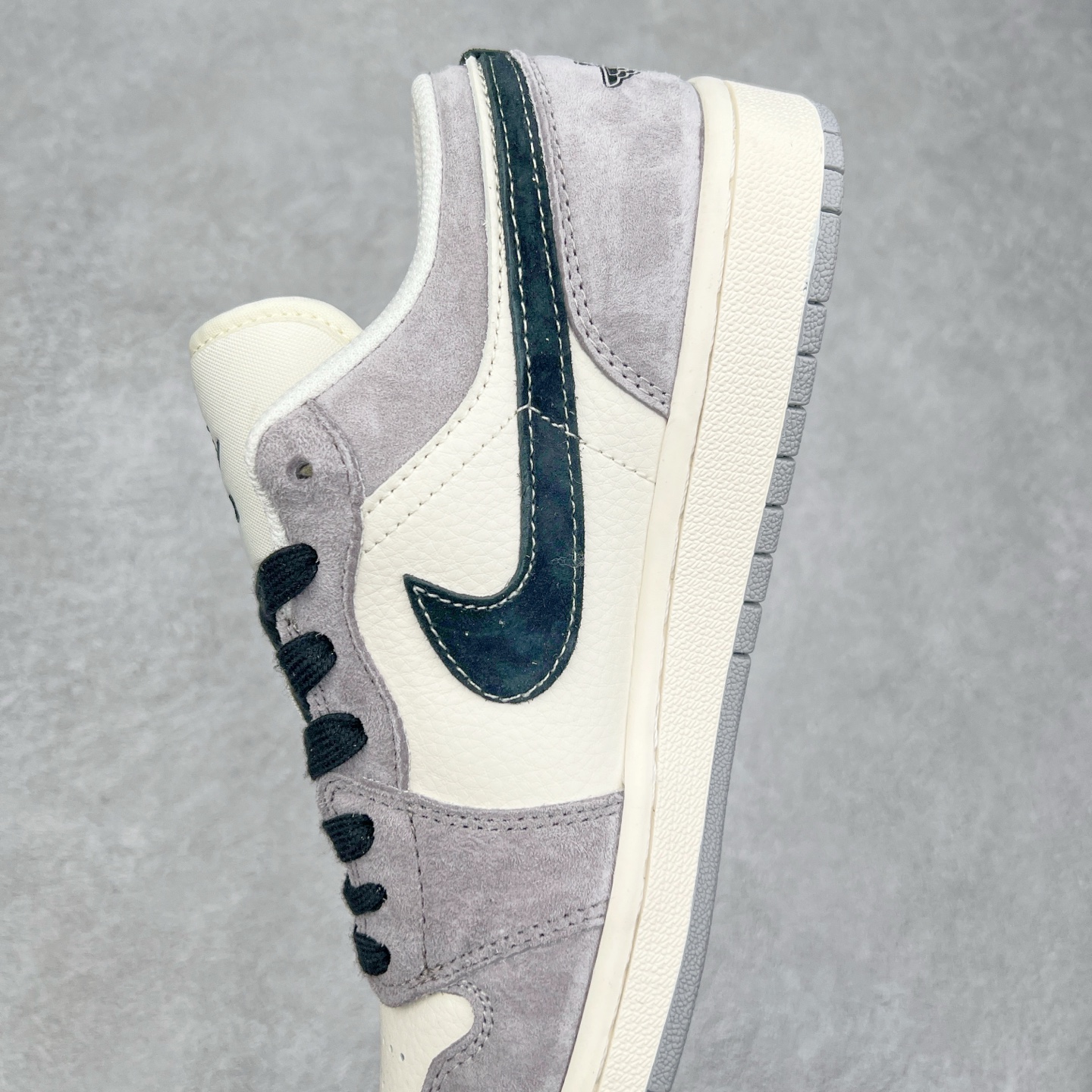 图片[7]-Air Jordan AJ1 Low 低帮定制 SJ9950-015 原厂内置气垫魔块 A模大底 头层小牛皮 鞋舌AJ原厂专用牛津布+AJ专用反口珍珠布+原厂无杂质高弹内里海棉+特殊封边弹力鞋带 尺码：36 36.5 37.5 38 38.5 39 40 40.5 41 42 42.5 43 44 44.5 45-选品中心