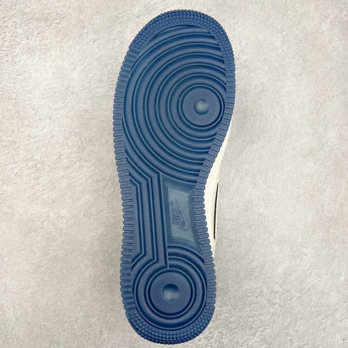 图片[9]-NK Air Force 1´07 Low 空军一号低帮百搭休闲运动板鞋 RC2369-176 柔软、弹性十足的缓震性能和出色的中底设计 横跨复古与现代的外型结合 造就出风靡全球 三十多年的Force 1 直到今天还深受青睐 实拍调校N版已经零色差零失真 百分百还原实物色彩所见即所得 不存在货不对板色差等低级问题 选购参考实物拍摄 不混卖不参货 只用心做好货严格选品 承诺混一赔十 尺码：36 36.5 37.5 38 38.5 39 40 40.5 41 42 42.5 43 44 44.5 45-选品中心