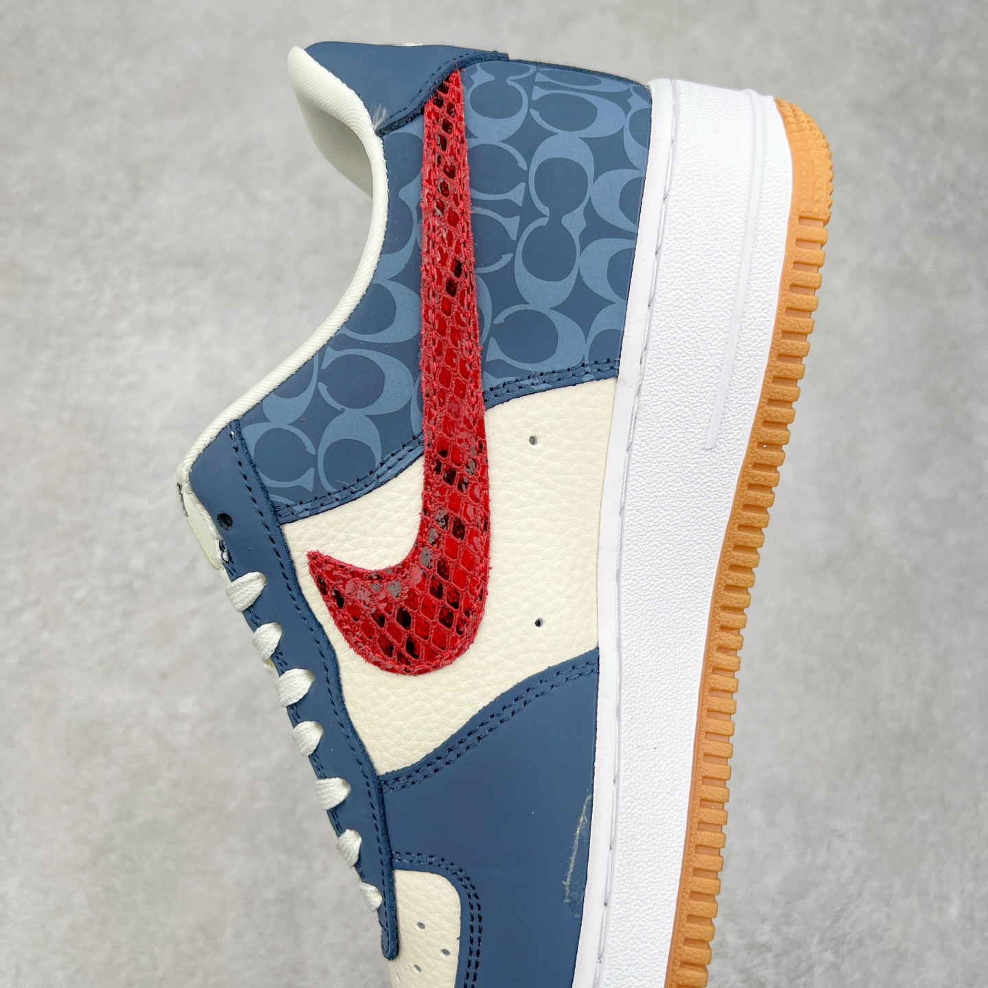 图片[7]-NK Air Force 1´07 Low 空军一号低帮百搭休闲运动板鞋 DF0188-039 柔软、弹性十足的缓震性能和出色的中底设计 横跨复古与现代的外型结合 造就出风靡全球 三十多年的Force 1 直到今天还深受青睐 实拍调校N版已经零色差零失真 百分百还原实物色彩所见即所得 不存在货不对板色差等低级问题 选购参考实物拍摄 不混卖不参货 只用心做好货严格选品 承诺混一赔十 尺码：36 36.5 37.5 38 38.5 39 40 40.5 41 42 42.5 43 44 44.5 45-选品中心