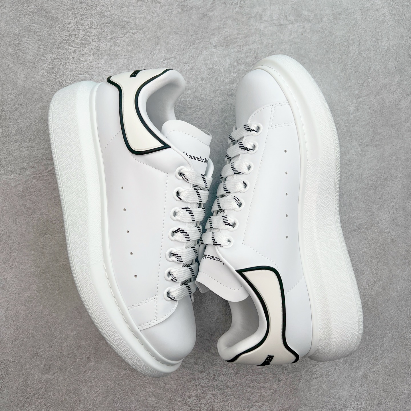 图片[3]-＃性价比 Alexander McQueen 亚历山大麦昆小白鞋全套专柜包装物及配件(附送快递加固牛皮纸盒)右脚鞋面嵌入核心防伪芯片装置,秒杀市面文案版本 支持NFC原码独立扫描 采用丝绸硬质头层小牛皮鞋面材质 内外超软小羊皮贴脚透气及超软PU脚感乳胶物料鞋 外置原抽真空高密度增高底 白色光滑牛皮革系带运动鞋，圆头设计，鞋跟点缀黑色绒面革细节。搭配宽扁鞋带，鞋舌和后帮饰有 Alexander McQueen 品牌标志。阔型橡胶鞋底。运动鞋另配一副鞋带材料 100% 小牛皮 所有细节与原版一致 尺码：35 36 37 38 39 40 41 42 43 44 45-选品中心