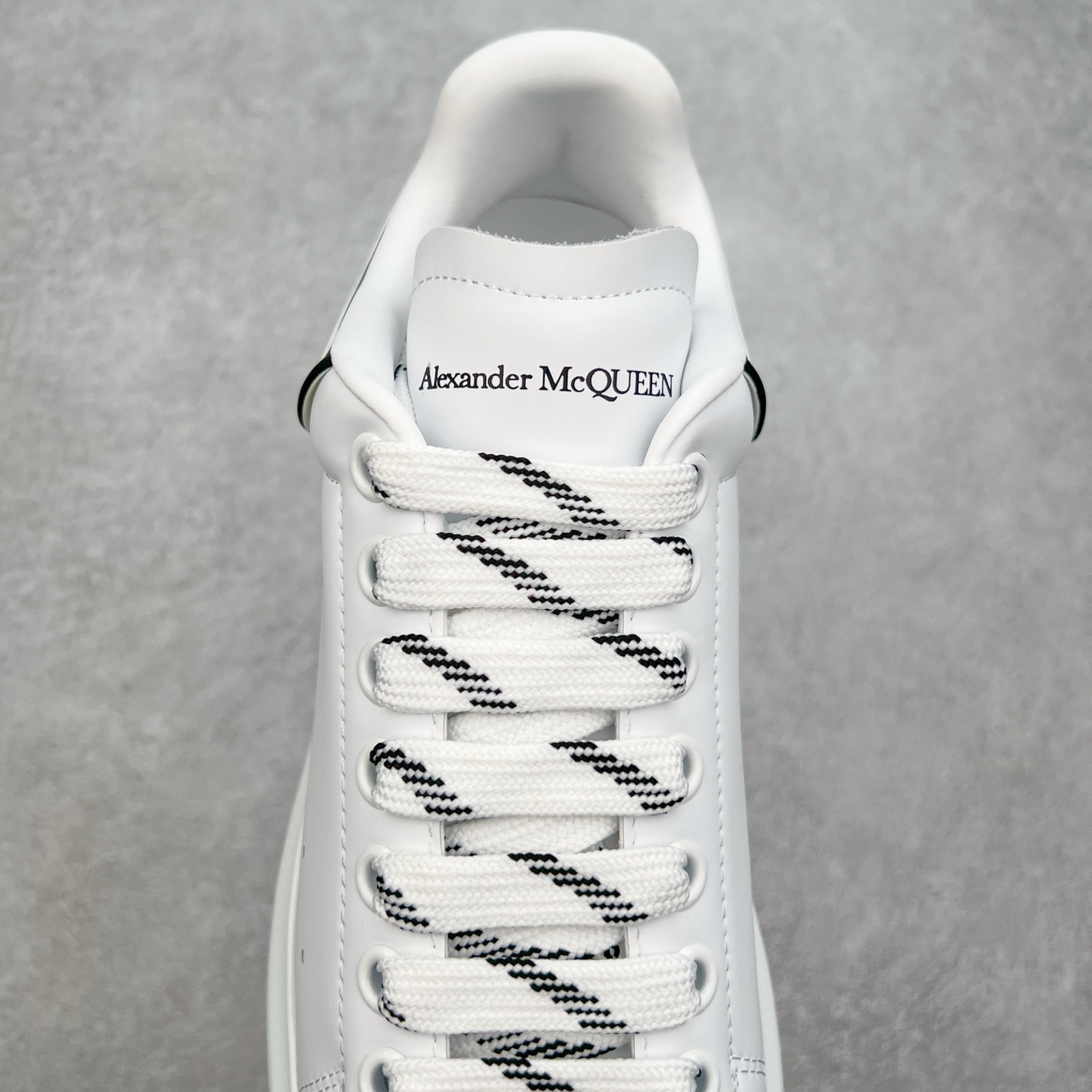 图片[5]-＃性价比 Alexander McQueen 亚历山大麦昆小白鞋全套专柜包装物及配件(附送快递加固牛皮纸盒)右脚鞋面嵌入核心防伪芯片装置,秒杀市面文案版本 支持NFC原码独立扫描 采用丝绸硬质头层小牛皮鞋面材质 内外超软小羊皮贴脚透气及超软PU脚感乳胶物料鞋 外置原抽真空高密度增高底 白色光滑牛皮革系带运动鞋，圆头设计，鞋跟点缀黑色绒面革细节。搭配宽扁鞋带，鞋舌和后帮饰有 Alexander McQueen 品牌标志。阔型橡胶鞋底。运动鞋另配一副鞋带材料 100% 小牛皮 所有细节与原版一致 尺码：35 36 37 38 39 40 41 42 43 44 45-选品中心