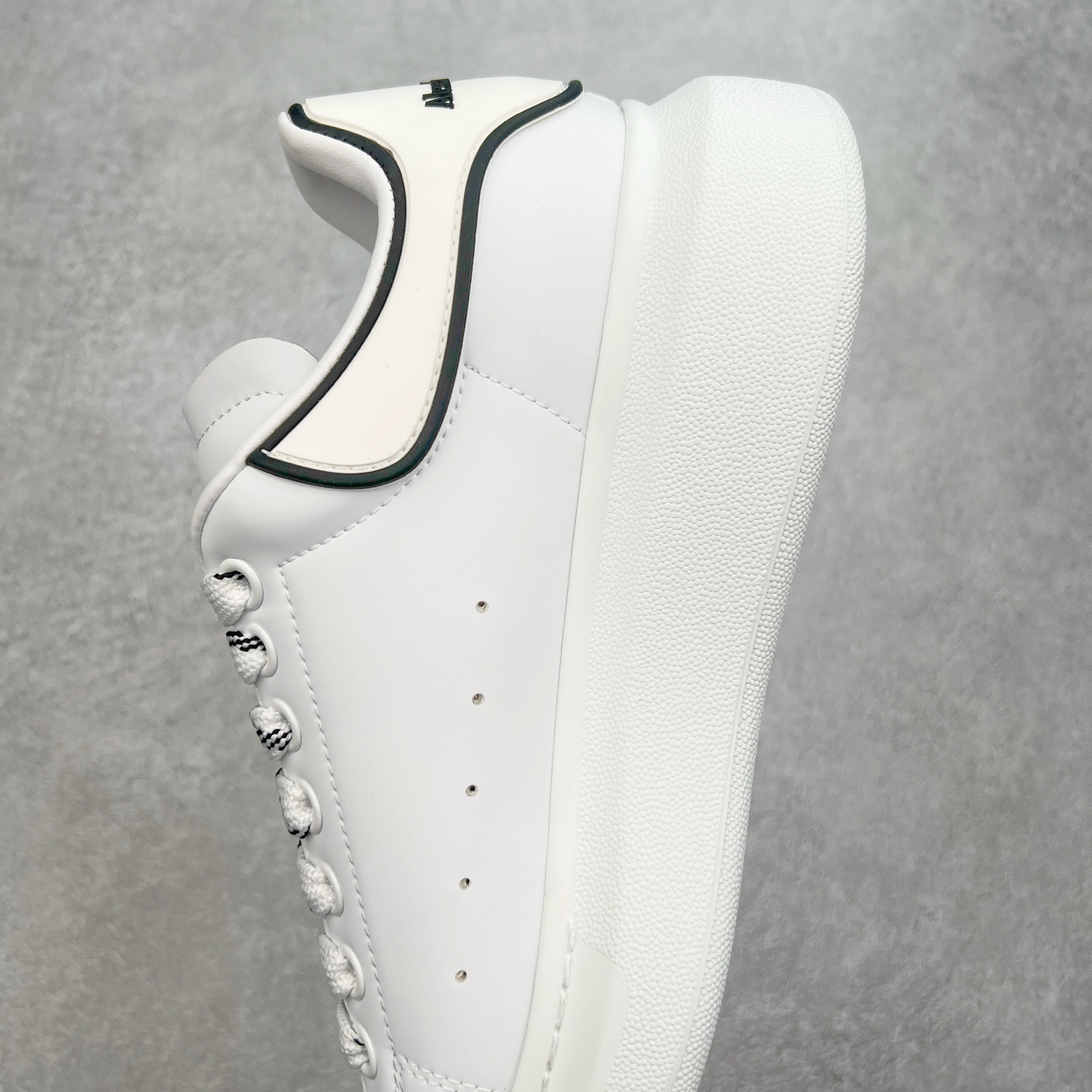 图片[7]-＃性价比 Alexander McQueen 亚历山大麦昆小白鞋全套专柜包装物及配件(附送快递加固牛皮纸盒)右脚鞋面嵌入核心防伪芯片装置,秒杀市面文案版本 支持NFC原码独立扫描 采用丝绸硬质头层小牛皮鞋面材质 内外超软小羊皮贴脚透气及超软PU脚感乳胶物料鞋 外置原抽真空高密度增高底 白色光滑牛皮革系带运动鞋，圆头设计，鞋跟点缀黑色绒面革细节。搭配宽扁鞋带，鞋舌和后帮饰有 Alexander McQueen 品牌标志。阔型橡胶鞋底。运动鞋另配一副鞋带材料 100% 小牛皮 所有细节与原版一致 尺码：35 36 37 38 39 40 41 42 43 44 45-选品中心