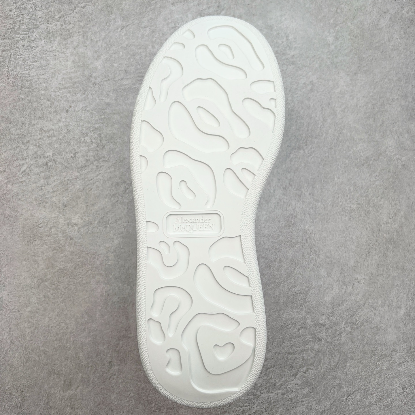 图片[9]-＃性价比 Alexander McQueen 亚历山大麦昆小白鞋全套专柜包装物及配件(附送快递加固牛皮纸盒)右脚鞋面嵌入核心防伪芯片装置,秒杀市面文案版本 支持NFC原码独立扫描 采用丝绸硬质头层小牛皮鞋面材质 内外超软小羊皮贴脚透气及超软PU脚感乳胶物料鞋 外置原抽真空高密度增高底 白色光滑牛皮革系带运动鞋，圆头设计，鞋跟点缀黑色绒面革细节。搭配宽扁鞋带，鞋舌和后帮饰有 Alexander McQueen 品牌标志。阔型橡胶鞋底。运动鞋另配一副鞋带材料 100% 小牛皮 所有细节与原版一致 尺码：35 36 37 38 39 40 41 42 43 44 45-选品中心