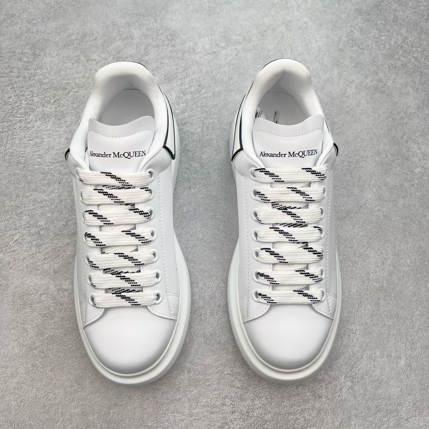图片[2]-＃性价比 Alexander McQueen 亚历山大麦昆小白鞋全套专柜包装物及配件(附送快递加固牛皮纸盒)右脚鞋面嵌入核心防伪芯片装置,秒杀市面文案版本 支持NFC原码独立扫描 采用丝绸硬质头层小牛皮鞋面材质 内外超软小羊皮贴脚透气及超软PU脚感乳胶物料鞋 外置原抽真空高密度增高底 白色光滑牛皮革系带运动鞋，圆头设计，鞋跟点缀黑色绒面革细节。搭配宽扁鞋带，鞋舌和后帮饰有 Alexander McQueen 品牌标志。阔型橡胶鞋底。运动鞋另配一副鞋带材料 100% 小牛皮 所有细节与原版一致 尺码：35 36 37 38 39 40 41 42 43 44 45-选品中心
