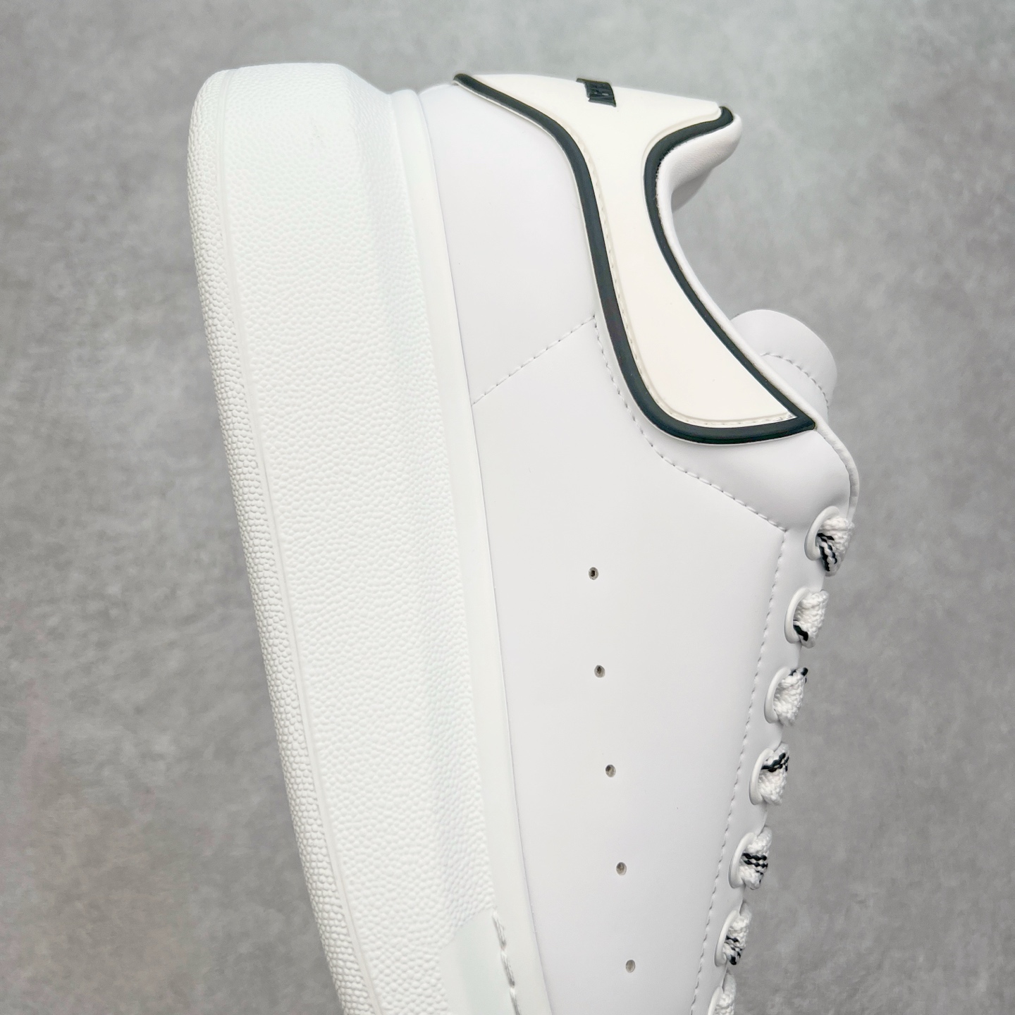 图片[6]-＃性价比 Alexander McQueen 亚历山大麦昆小白鞋全套专柜包装物及配件(附送快递加固牛皮纸盒)右脚鞋面嵌入核心防伪芯片装置,秒杀市面文案版本 支持NFC原码独立扫描 采用丝绸硬质头层小牛皮鞋面材质 内外超软小羊皮贴脚透气及超软PU脚感乳胶物料鞋 外置原抽真空高密度增高底 白色光滑牛皮革系带运动鞋，圆头设计，鞋跟点缀黑色绒面革细节。搭配宽扁鞋带，鞋舌和后帮饰有 Alexander McQueen 品牌标志。阔型橡胶鞋底。运动鞋另配一副鞋带材料 100% 小牛皮 所有细节与原版一致 尺码：35 36 37 38 39 40 41 42 43 44 45-选品中心