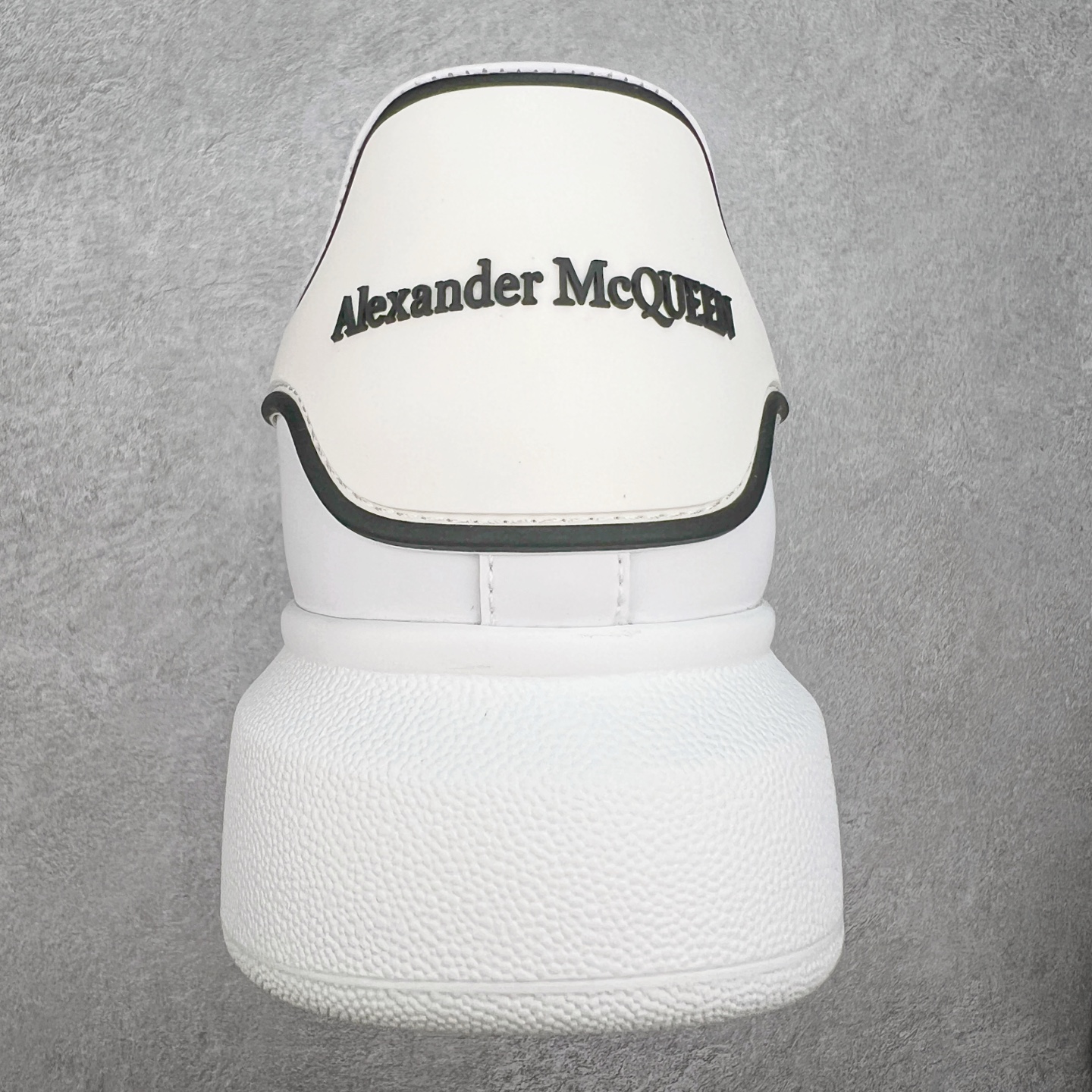 图片[8]-＃性价比 Alexander McQueen 亚历山大麦昆小白鞋全套专柜包装物及配件(附送快递加固牛皮纸盒)右脚鞋面嵌入核心防伪芯片装置,秒杀市面文案版本 支持NFC原码独立扫描 采用丝绸硬质头层小牛皮鞋面材质 内外超软小羊皮贴脚透气及超软PU脚感乳胶物料鞋 外置原抽真空高密度增高底 白色光滑牛皮革系带运动鞋，圆头设计，鞋跟点缀黑色绒面革细节。搭配宽扁鞋带，鞋舌和后帮饰有 Alexander McQueen 品牌标志。阔型橡胶鞋底。运动鞋另配一副鞋带材料 100% 小牛皮 所有细节与原版一致 尺码：35 36 37 38 39 40 41 42 43 44 45-选品中心