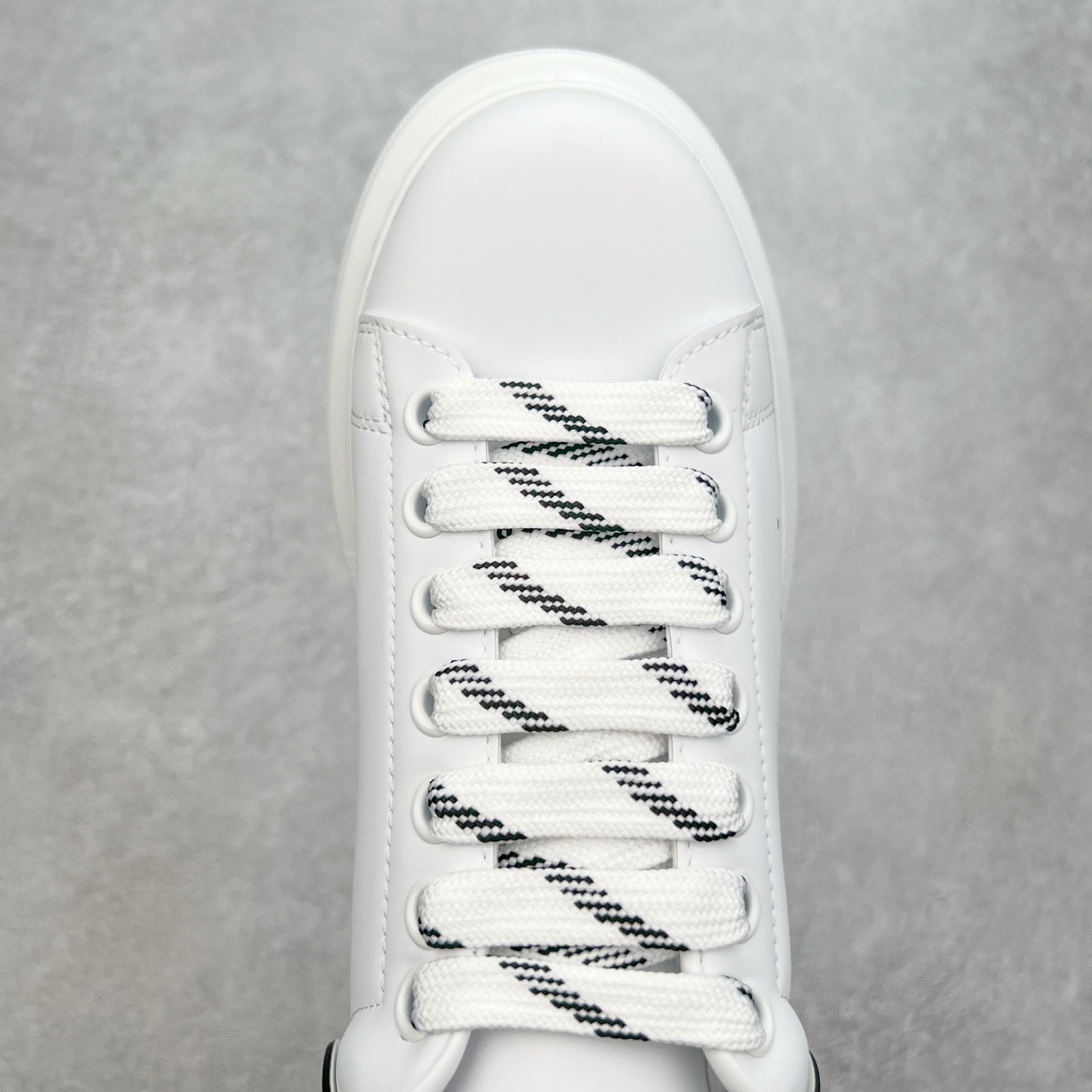 图片[4]-＃性价比 Alexander McQueen 亚历山大麦昆小白鞋全套专柜包装物及配件(附送快递加固牛皮纸盒)右脚鞋面嵌入核心防伪芯片装置,秒杀市面文案版本 支持NFC原码独立扫描 采用丝绸硬质头层小牛皮鞋面材质 内外超软小羊皮贴脚透气及超软PU脚感乳胶物料鞋 外置原抽真空高密度增高底 白色光滑牛皮革系带运动鞋，圆头设计，鞋跟点缀黑色绒面革细节。搭配宽扁鞋带，鞋舌和后帮饰有 Alexander McQueen 品牌标志。阔型橡胶鞋底。运动鞋另配一副鞋带材料 100% 小牛皮 所有细节与原版一致 尺码：35 36 37 38 39 40 41 42 43 44 45-选品中心