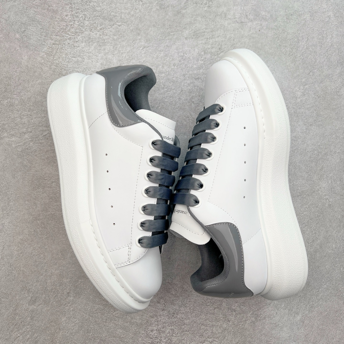 图片[3]-＃性价比 Alexander McQueen 亚历山大麦昆小白鞋全套专柜包装物及配件(附送快递加固牛皮纸盒)右脚鞋面嵌入核心防伪芯片装置,秒杀市面文案版本 支持NFC原码独立扫描 采用丝绸硬质头层小牛皮鞋面材质 内外超软小羊皮贴脚透气及超软PU脚感乳胶物料鞋 外置原抽真空高密度增高底 白色光滑牛皮革系带运动鞋，圆头设计，鞋跟点缀黑色绒面革细节。搭配宽扁鞋带，鞋舌和后帮饰有 Alexander McQueen 品牌标志。阔型橡胶鞋底。运动鞋另配一副鞋带材料 100% 小牛皮 所有细节与原版一致 尺码：35 36 37 38 39 40 41 42 43 44 45-选品中心