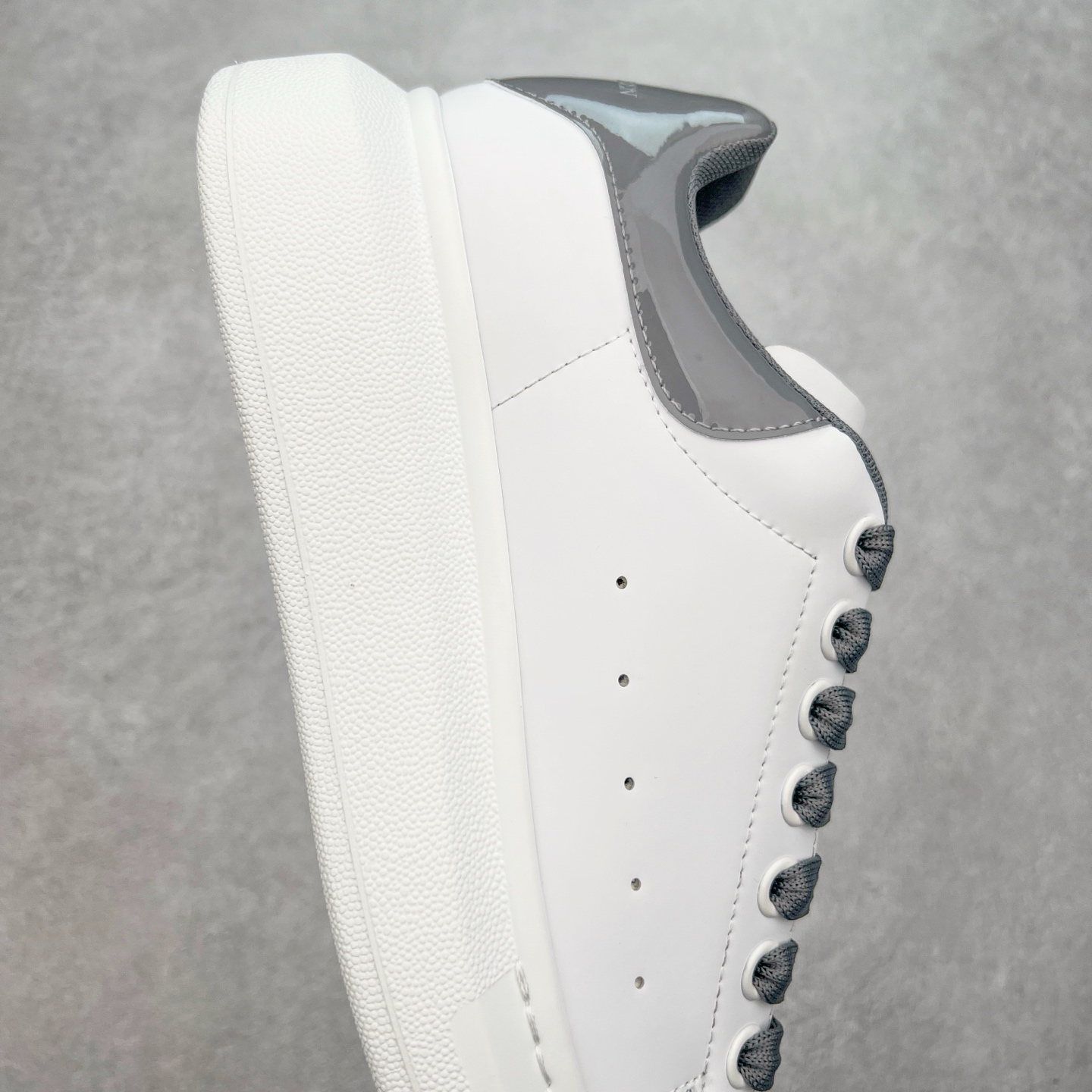 图片[6]-＃性价比 Alexander McQueen 亚历山大麦昆小白鞋全套专柜包装物及配件(附送快递加固牛皮纸盒)右脚鞋面嵌入核心防伪芯片装置,秒杀市面文案版本 支持NFC原码独立扫描 采用丝绸硬质头层小牛皮鞋面材质 内外超软小羊皮贴脚透气及超软PU脚感乳胶物料鞋 外置原抽真空高密度增高底 白色光滑牛皮革系带运动鞋，圆头设计，鞋跟点缀黑色绒面革细节。搭配宽扁鞋带，鞋舌和后帮饰有 Alexander McQueen 品牌标志。阔型橡胶鞋底。运动鞋另配一副鞋带材料 100% 小牛皮 所有细节与原版一致 尺码：35 36 37 38 39 40 41 42 43 44 45-选品中心