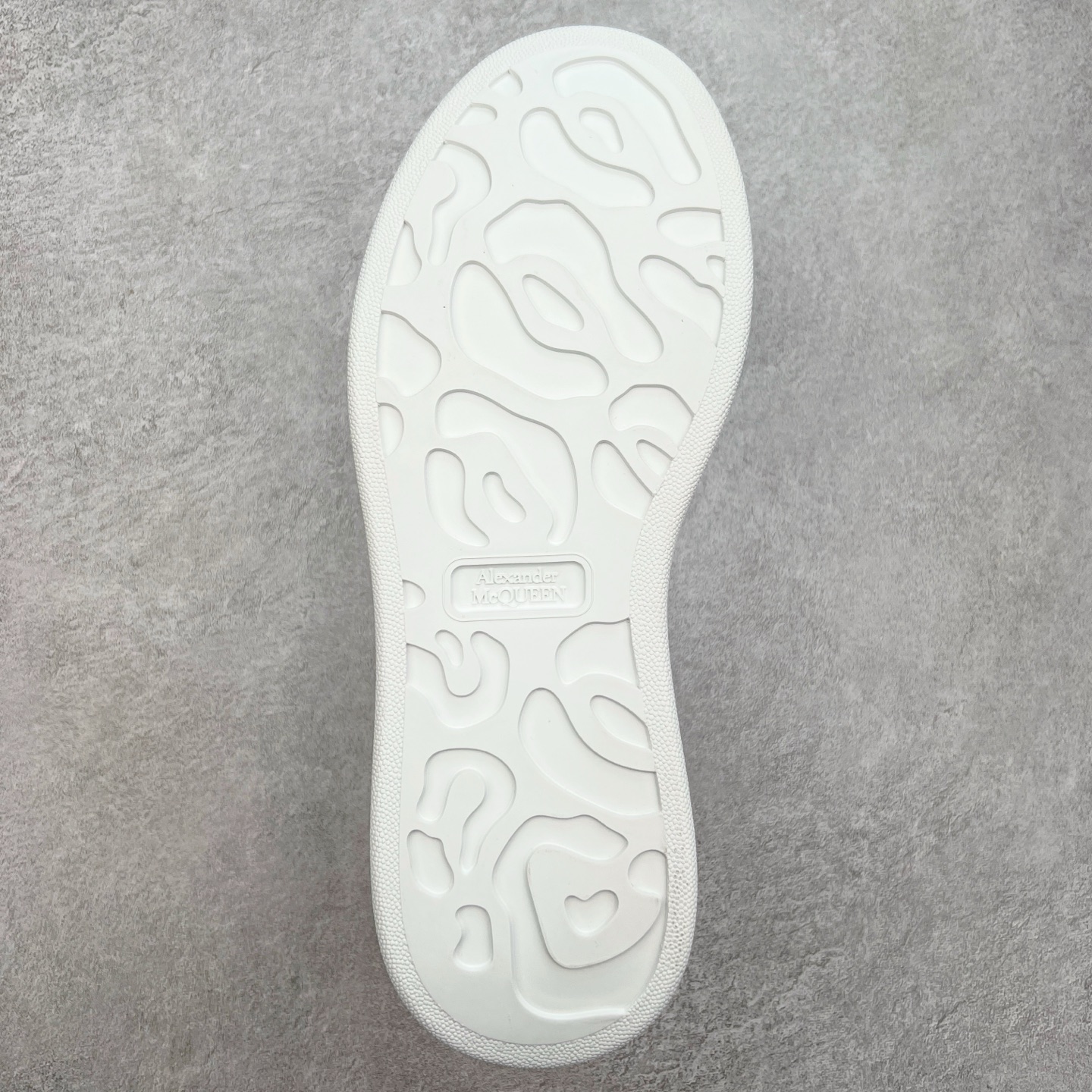 图片[9]-＃性价比 Alexander McQueen 亚历山大麦昆小白鞋全套专柜包装物及配件(附送快递加固牛皮纸盒)右脚鞋面嵌入核心防伪芯片装置,秒杀市面文案版本 支持NFC原码独立扫描 采用丝绸硬质头层小牛皮鞋面材质 内外超软小羊皮贴脚透气及超软PU脚感乳胶物料鞋 外置原抽真空高密度增高底 白色光滑牛皮革系带运动鞋，圆头设计，鞋跟点缀黑色绒面革细节。搭配宽扁鞋带，鞋舌和后帮饰有 Alexander McQueen 品牌标志。阔型橡胶鞋底。运动鞋另配一副鞋带材料 100% 小牛皮 所有细节与原版一致 尺码：35 36 37 38 39 40 41 42 43 44 45-选品中心