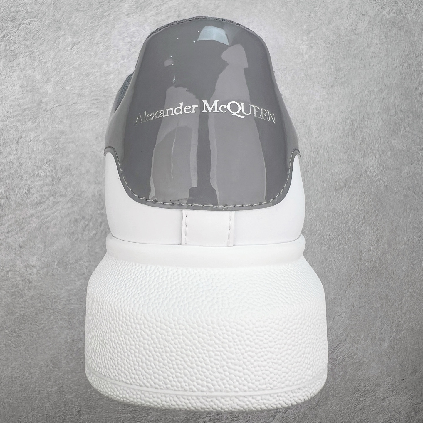 图片[8]-＃性价比 Alexander McQueen 亚历山大麦昆小白鞋全套专柜包装物及配件(附送快递加固牛皮纸盒)右脚鞋面嵌入核心防伪芯片装置,秒杀市面文案版本 支持NFC原码独立扫描 采用丝绸硬质头层小牛皮鞋面材质 内外超软小羊皮贴脚透气及超软PU脚感乳胶物料鞋 外置原抽真空高密度增高底 白色光滑牛皮革系带运动鞋，圆头设计，鞋跟点缀黑色绒面革细节。搭配宽扁鞋带，鞋舌和后帮饰有 Alexander McQueen 品牌标志。阔型橡胶鞋底。运动鞋另配一副鞋带材料 100% 小牛皮 所有细节与原版一致 尺码：35 36 37 38 39 40 41 42 43 44 45-选品中心