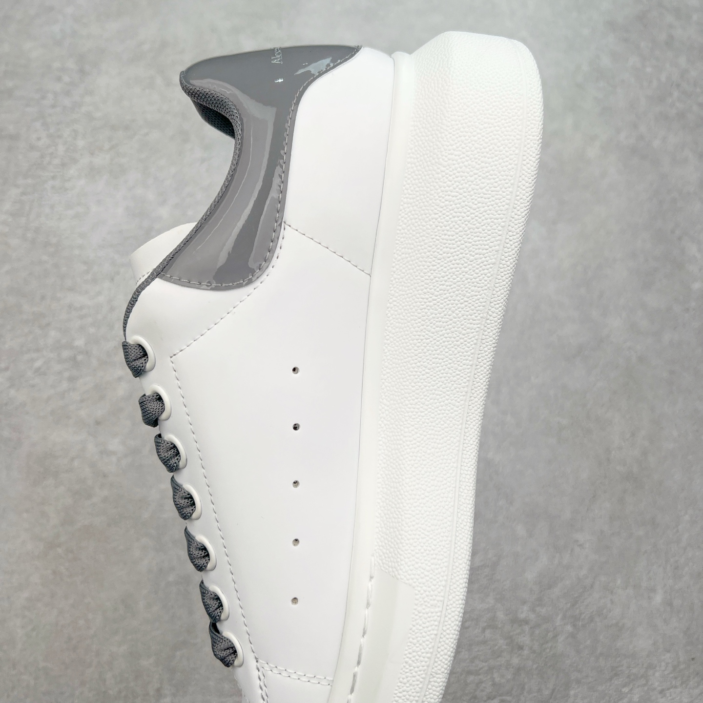 图片[7]-＃性价比 Alexander McQueen 亚历山大麦昆小白鞋全套专柜包装物及配件(附送快递加固牛皮纸盒)右脚鞋面嵌入核心防伪芯片装置,秒杀市面文案版本 支持NFC原码独立扫描 采用丝绸硬质头层小牛皮鞋面材质 内外超软小羊皮贴脚透气及超软PU脚感乳胶物料鞋 外置原抽真空高密度增高底 白色光滑牛皮革系带运动鞋，圆头设计，鞋跟点缀黑色绒面革细节。搭配宽扁鞋带，鞋舌和后帮饰有 Alexander McQueen 品牌标志。阔型橡胶鞋底。运动鞋另配一副鞋带材料 100% 小牛皮 所有细节与原版一致 尺码：35 36 37 38 39 40 41 42 43 44 45-选品中心