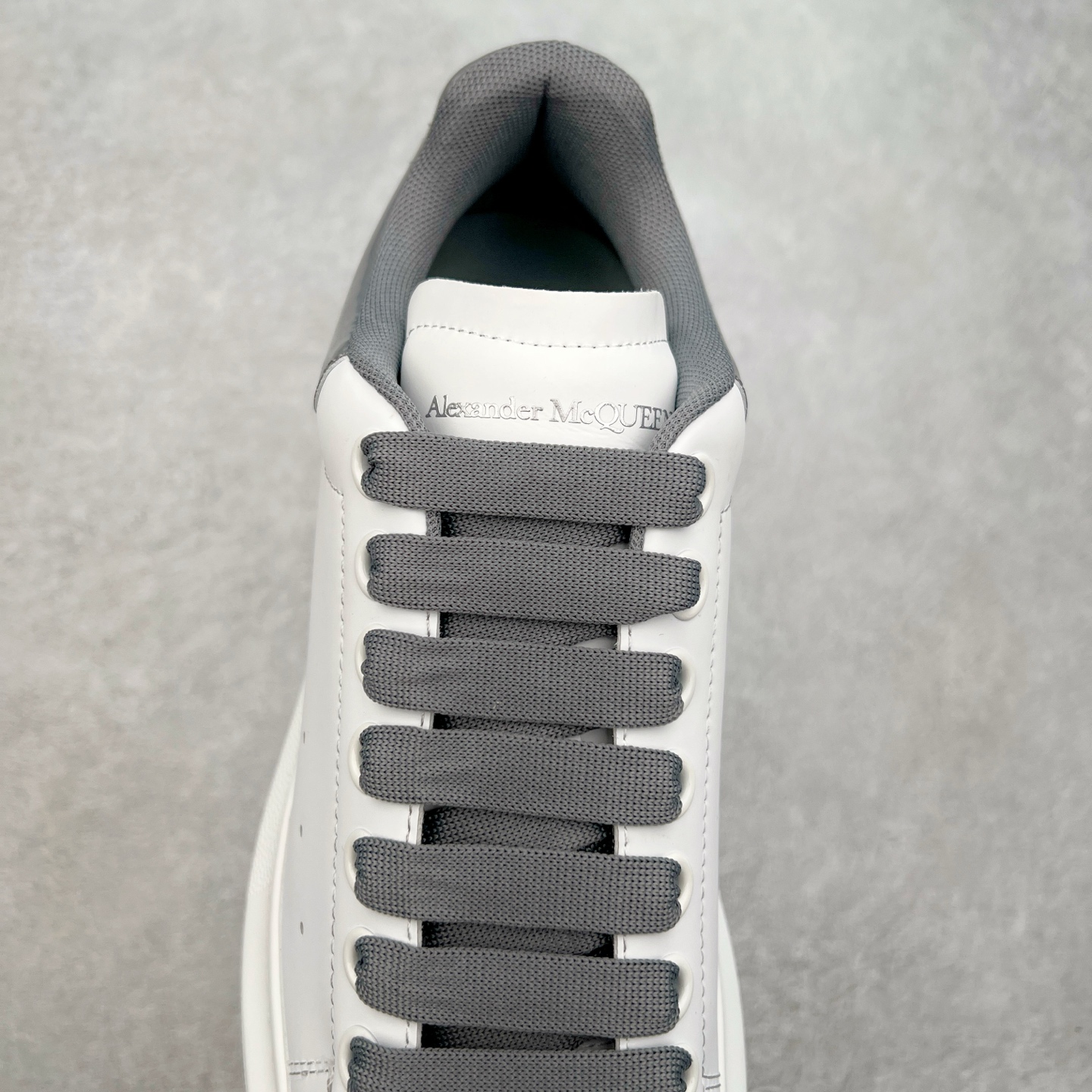 图片[5]-＃性价比 Alexander McQueen 亚历山大麦昆小白鞋全套专柜包装物及配件(附送快递加固牛皮纸盒)右脚鞋面嵌入核心防伪芯片装置,秒杀市面文案版本 支持NFC原码独立扫描 采用丝绸硬质头层小牛皮鞋面材质 内外超软小羊皮贴脚透气及超软PU脚感乳胶物料鞋 外置原抽真空高密度增高底 白色光滑牛皮革系带运动鞋，圆头设计，鞋跟点缀黑色绒面革细节。搭配宽扁鞋带，鞋舌和后帮饰有 Alexander McQueen 品牌标志。阔型橡胶鞋底。运动鞋另配一副鞋带材料 100% 小牛皮 所有细节与原版一致 尺码：35 36 37 38 39 40 41 42 43 44 45-选品中心