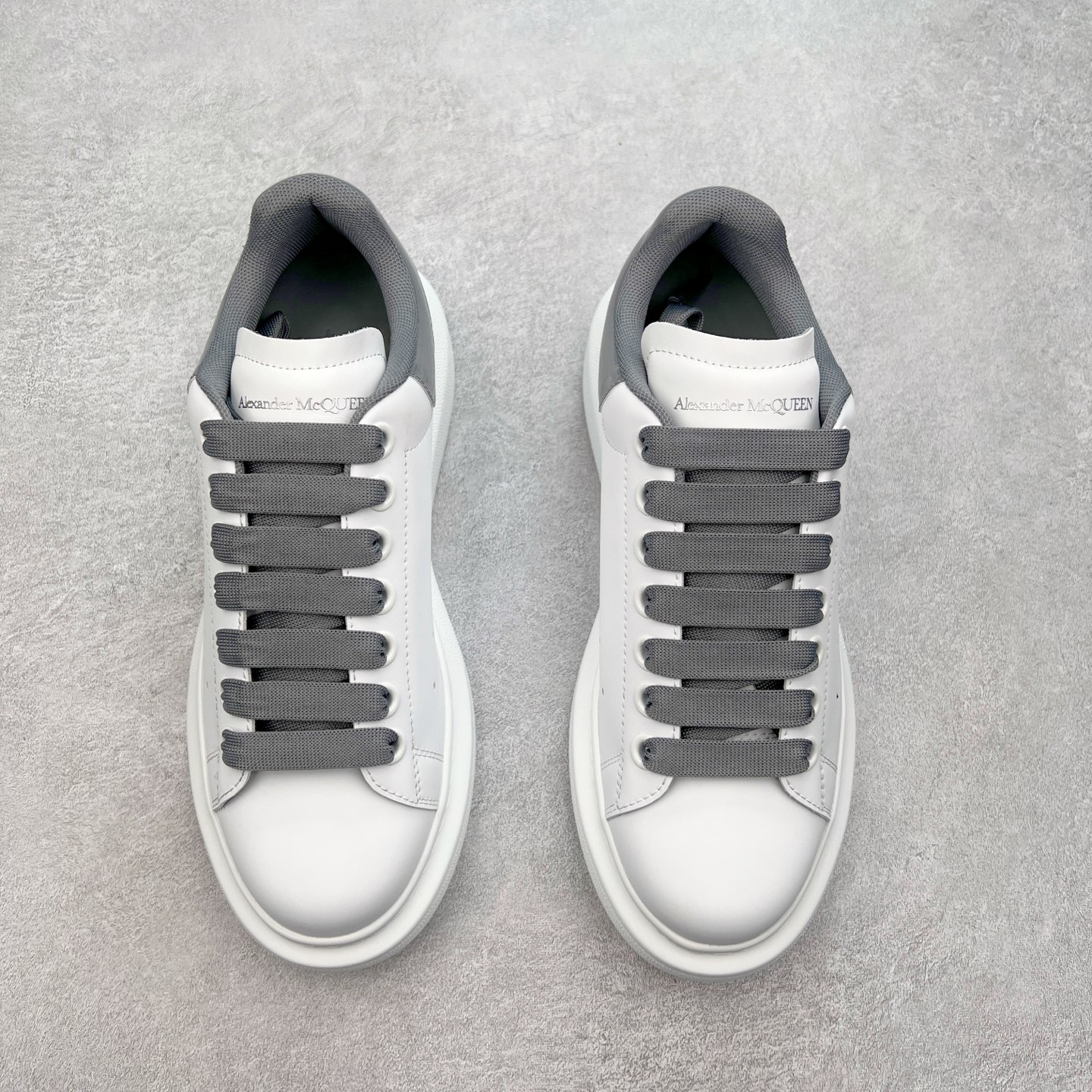 图片[2]-＃性价比 Alexander McQueen 亚历山大麦昆小白鞋全套专柜包装物及配件(附送快递加固牛皮纸盒)右脚鞋面嵌入核心防伪芯片装置,秒杀市面文案版本 支持NFC原码独立扫描 采用丝绸硬质头层小牛皮鞋面材质 内外超软小羊皮贴脚透气及超软PU脚感乳胶物料鞋 外置原抽真空高密度增高底 白色光滑牛皮革系带运动鞋，圆头设计，鞋跟点缀黑色绒面革细节。搭配宽扁鞋带，鞋舌和后帮饰有 Alexander McQueen 品牌标志。阔型橡胶鞋底。运动鞋另配一副鞋带材料 100% 小牛皮 所有细节与原版一致 尺码：35 36 37 38 39 40 41 42 43 44 45-选品中心