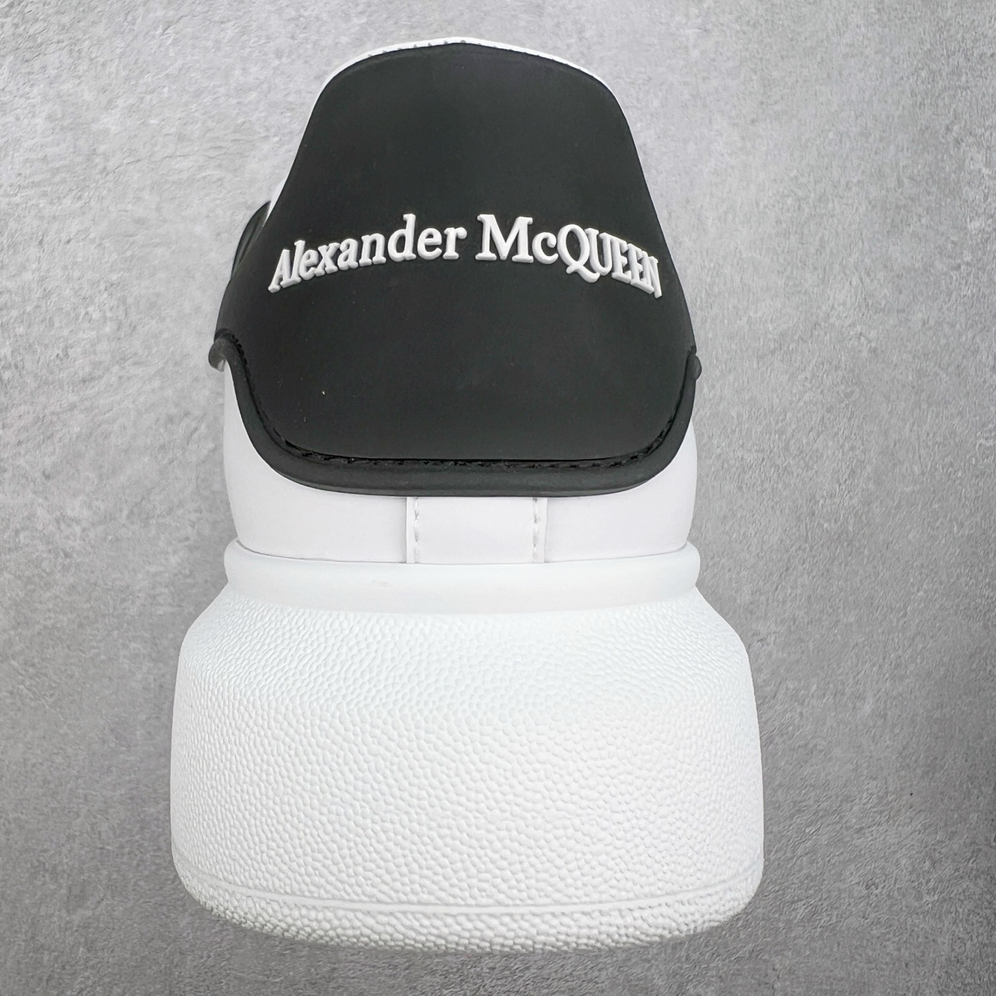 图片[8]-＃性价比 Alexander McQueen 亚历山大麦昆小白鞋全套专柜包装物及配件(附送快递加固牛皮纸盒)右脚鞋面嵌入核心防伪芯片装置,秒杀市面文案版本 支持NFC原码独立扫描 采用丝绸硬质头层小牛皮鞋面材质 内外超软小羊皮贴脚透气及超软PU脚感乳胶物料鞋 外置原抽真空高密度增高底 白色光滑牛皮革系带运动鞋，圆头设计，鞋跟点缀黑色绒面革细节。搭配宽扁鞋带，鞋舌和后帮饰有 Alexander McQueen 品牌标志。阔型橡胶鞋底。运动鞋另配一副鞋带材料 100% 小牛皮 所有细节与原版一致 尺码：35 36 37 38 39 40 41 42 43 44 45-选品中心