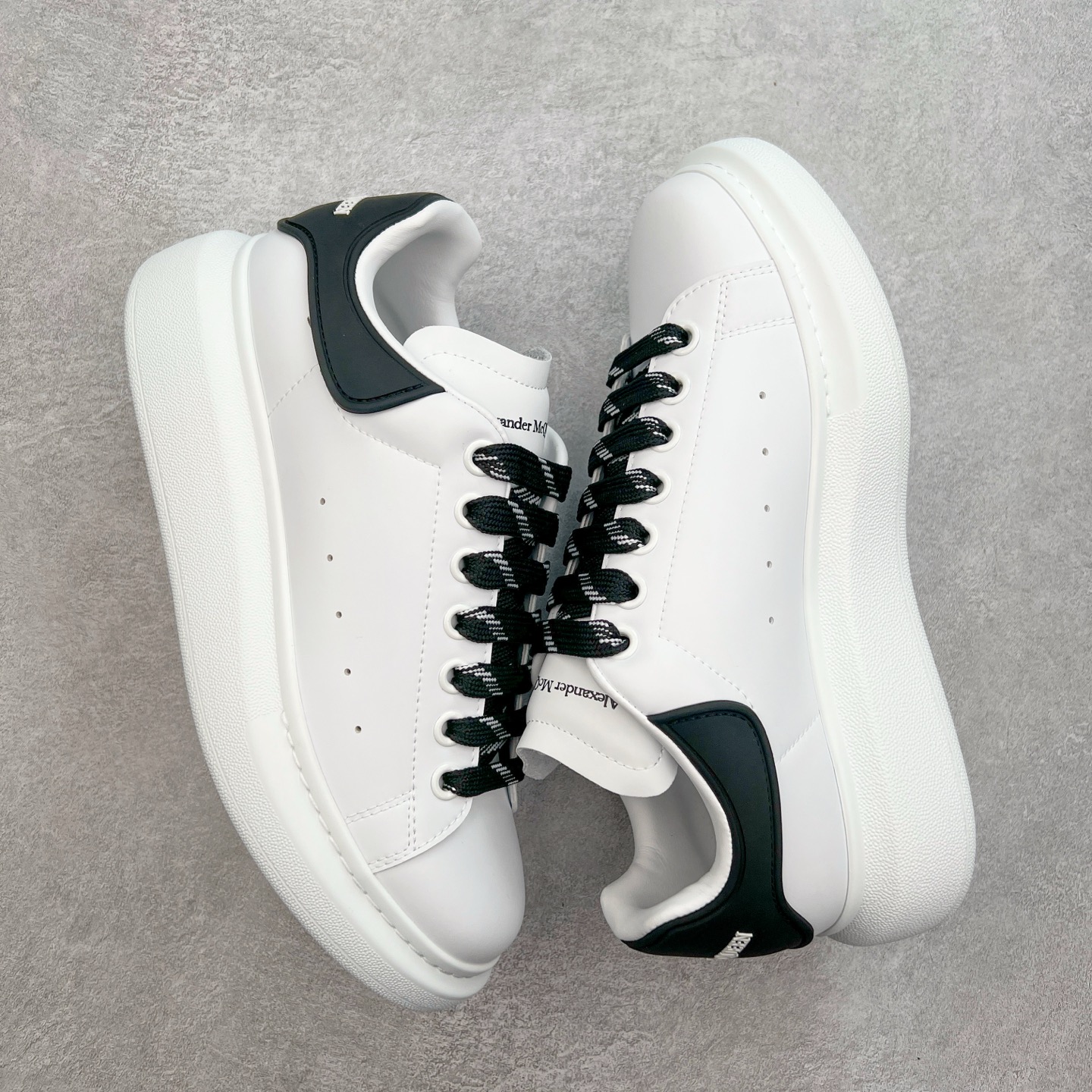 图片[3]-＃性价比 Alexander McQueen 亚历山大麦昆小白鞋全套专柜包装物及配件(附送快递加固牛皮纸盒)右脚鞋面嵌入核心防伪芯片装置,秒杀市面文案版本 支持NFC原码独立扫描 采用丝绸硬质头层小牛皮鞋面材质 内外超软小羊皮贴脚透气及超软PU脚感乳胶物料鞋 外置原抽真空高密度增高底 白色光滑牛皮革系带运动鞋，圆头设计，鞋跟点缀黑色绒面革细节。搭配宽扁鞋带，鞋舌和后帮饰有 Alexander McQueen 品牌标志。阔型橡胶鞋底。运动鞋另配一副鞋带材料 100% 小牛皮 所有细节与原版一致 尺码：35 36 37 38 39 40 41 42 43 44 45-选品中心
