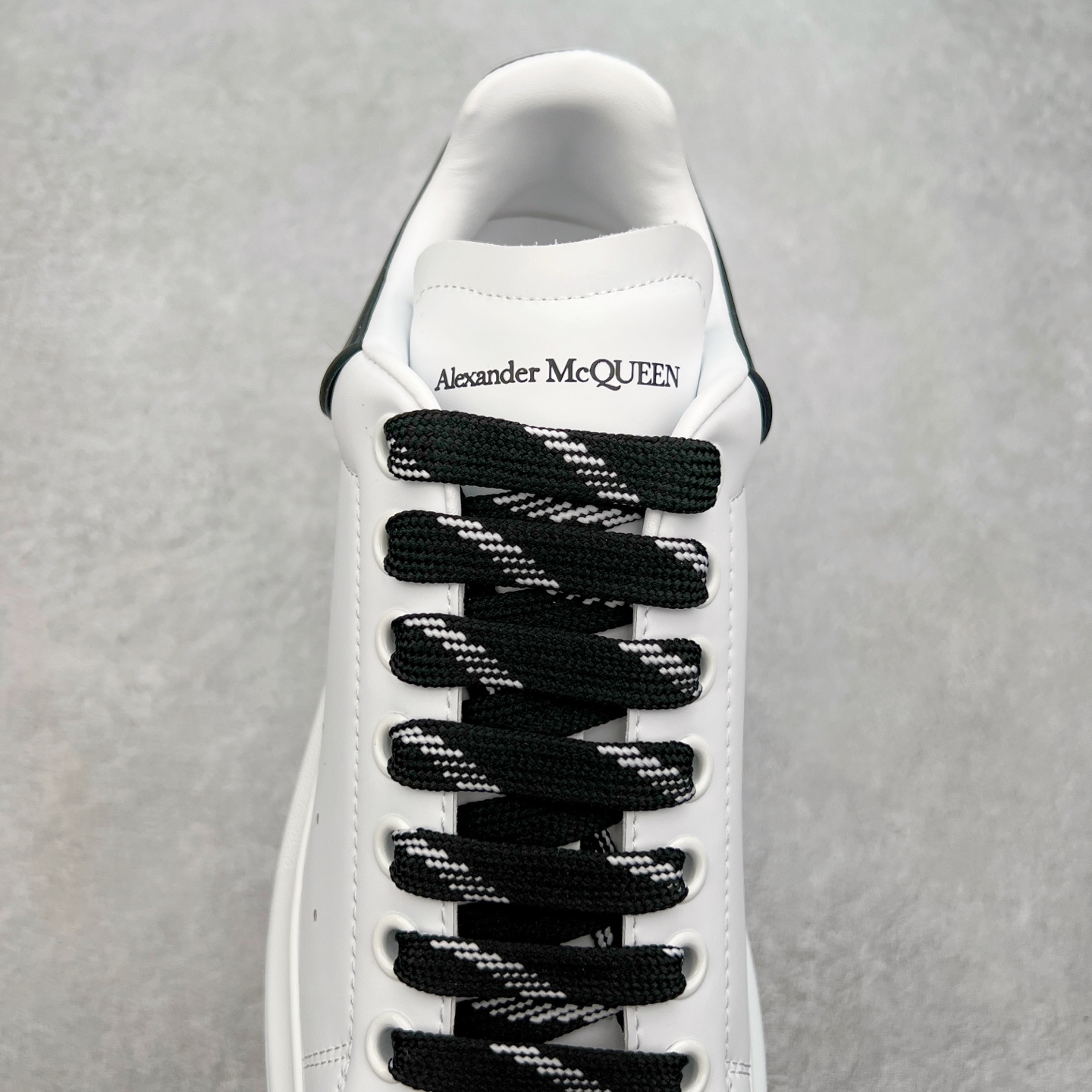 图片[5]-＃性价比 Alexander McQueen 亚历山大麦昆小白鞋全套专柜包装物及配件(附送快递加固牛皮纸盒)右脚鞋面嵌入核心防伪芯片装置,秒杀市面文案版本 支持NFC原码独立扫描 采用丝绸硬质头层小牛皮鞋面材质 内外超软小羊皮贴脚透气及超软PU脚感乳胶物料鞋 外置原抽真空高密度增高底 白色光滑牛皮革系带运动鞋，圆头设计，鞋跟点缀黑色绒面革细节。搭配宽扁鞋带，鞋舌和后帮饰有 Alexander McQueen 品牌标志。阔型橡胶鞋底。运动鞋另配一副鞋带材料 100% 小牛皮 所有细节与原版一致 尺码：35 36 37 38 39 40 41 42 43 44 45-选品中心