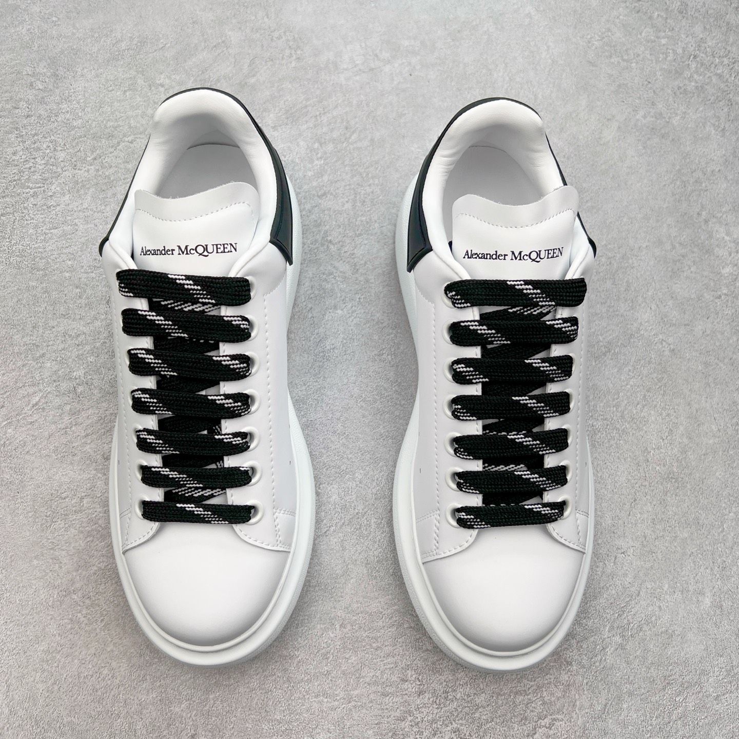 图片[2]-＃性价比 Alexander McQueen 亚历山大麦昆小白鞋全套专柜包装物及配件(附送快递加固牛皮纸盒)右脚鞋面嵌入核心防伪芯片装置,秒杀市面文案版本 支持NFC原码独立扫描 采用丝绸硬质头层小牛皮鞋面材质 内外超软小羊皮贴脚透气及超软PU脚感乳胶物料鞋 外置原抽真空高密度增高底 白色光滑牛皮革系带运动鞋，圆头设计，鞋跟点缀黑色绒面革细节。搭配宽扁鞋带，鞋舌和后帮饰有 Alexander McQueen 品牌标志。阔型橡胶鞋底。运动鞋另配一副鞋带材料 100% 小牛皮 所有细节与原版一致 尺码：35 36 37 38 39 40 41 42 43 44 45-选品中心