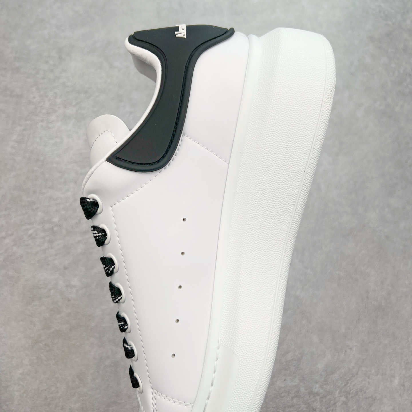 图片[7]-＃性价比 Alexander McQueen 亚历山大麦昆小白鞋全套专柜包装物及配件(附送快递加固牛皮纸盒)右脚鞋面嵌入核心防伪芯片装置,秒杀市面文案版本 支持NFC原码独立扫描 采用丝绸硬质头层小牛皮鞋面材质 内外超软小羊皮贴脚透气及超软PU脚感乳胶物料鞋 外置原抽真空高密度增高底 白色光滑牛皮革系带运动鞋，圆头设计，鞋跟点缀黑色绒面革细节。搭配宽扁鞋带，鞋舌和后帮饰有 Alexander McQueen 品牌标志。阔型橡胶鞋底。运动鞋另配一副鞋带材料 100% 小牛皮 所有细节与原版一致 尺码：35 36 37 38 39 40 41 42 43 44 45-选品中心