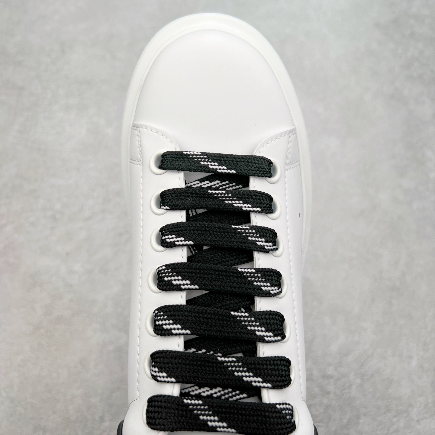 图片[4]-＃性价比 Alexander McQueen 亚历山大麦昆小白鞋全套专柜包装物及配件(附送快递加固牛皮纸盒)右脚鞋面嵌入核心防伪芯片装置,秒杀市面文案版本 支持NFC原码独立扫描 采用丝绸硬质头层小牛皮鞋面材质 内外超软小羊皮贴脚透气及超软PU脚感乳胶物料鞋 外置原抽真空高密度增高底 白色光滑牛皮革系带运动鞋，圆头设计，鞋跟点缀黑色绒面革细节。搭配宽扁鞋带，鞋舌和后帮饰有 Alexander McQueen 品牌标志。阔型橡胶鞋底。运动鞋另配一副鞋带材料 100% 小牛皮 所有细节与原版一致 尺码：35 36 37 38 39 40 41 42 43 44 45-选品中心